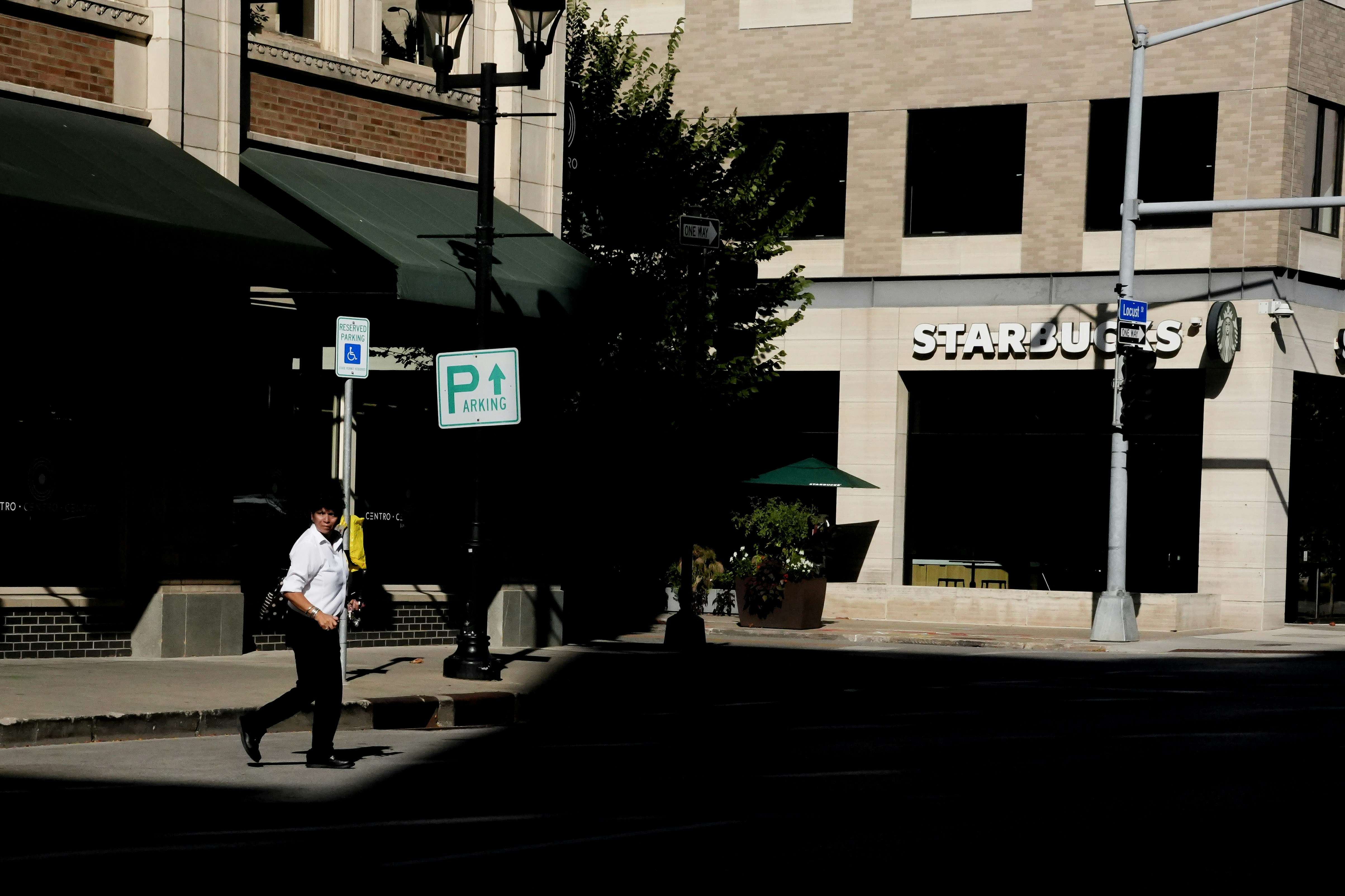 スターバックスの前で通りを横断する男。