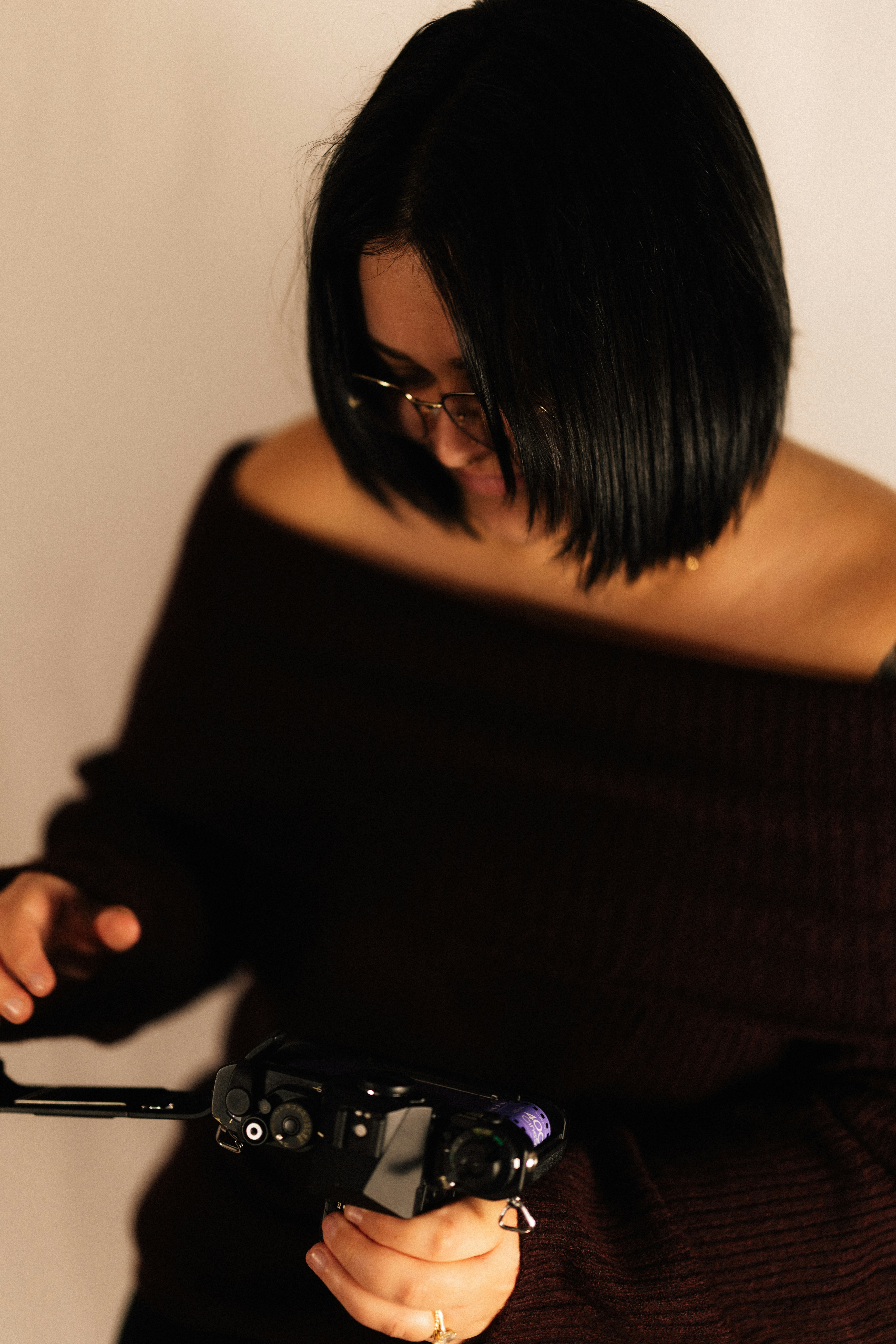 흰색 배경의 빈티지 카메라를 들고 있는 여성