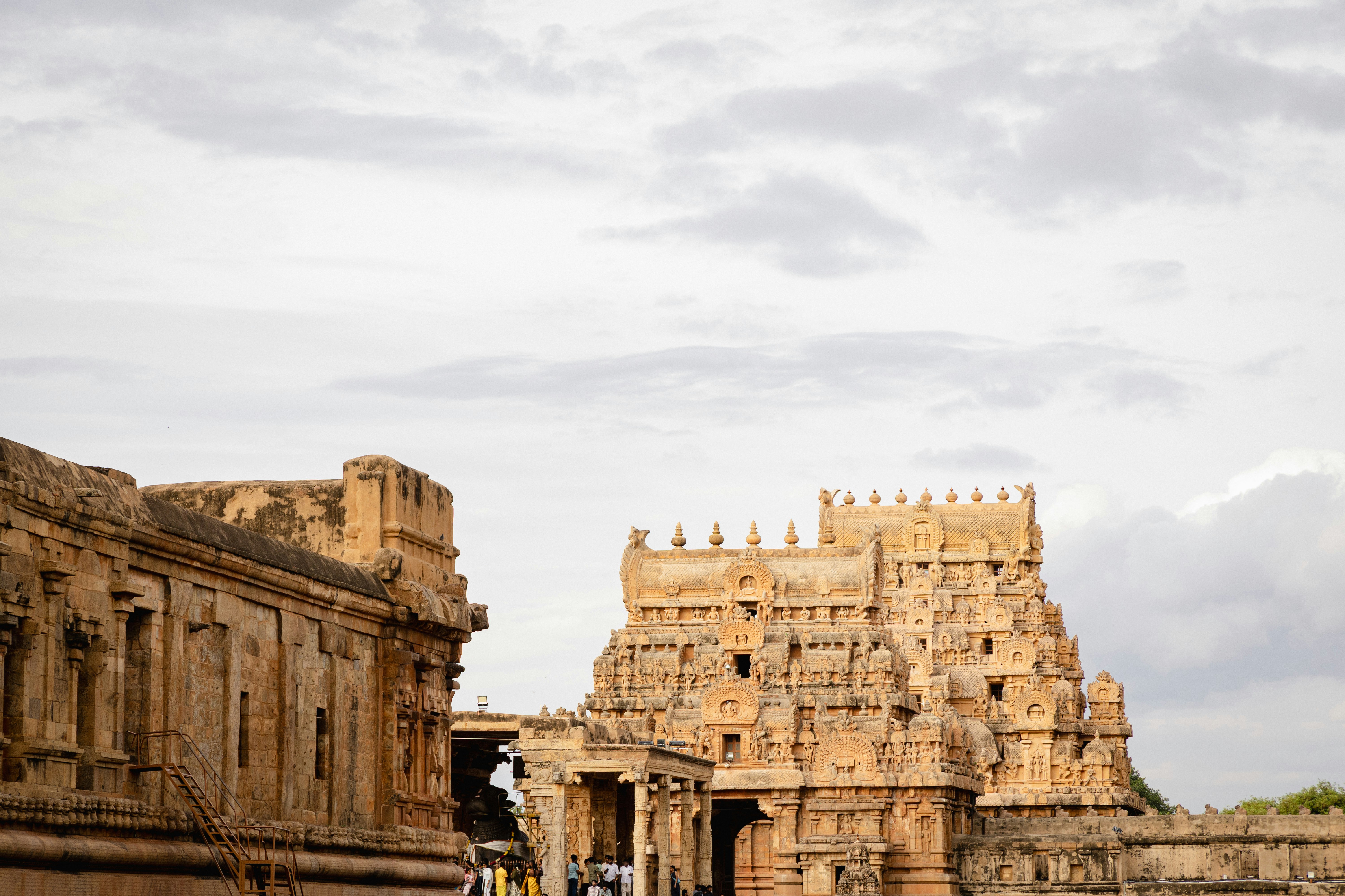 Antiguo complejo de templos indios bajo cielo nublado