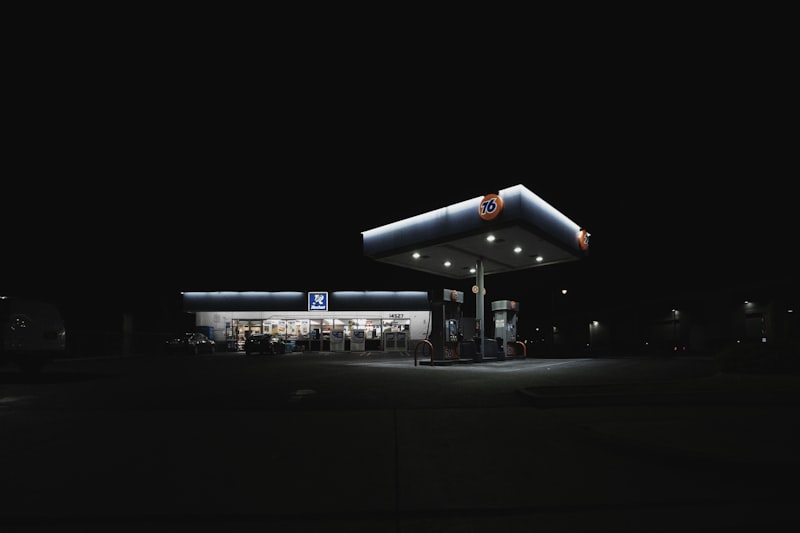Oświetlona stacja paliw nocą