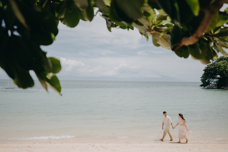 Pareja caminando en playa tropical