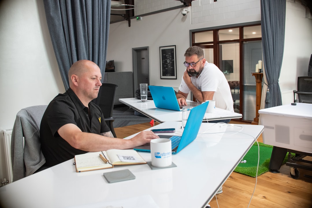 Equipo trabajando en desarrollo de software