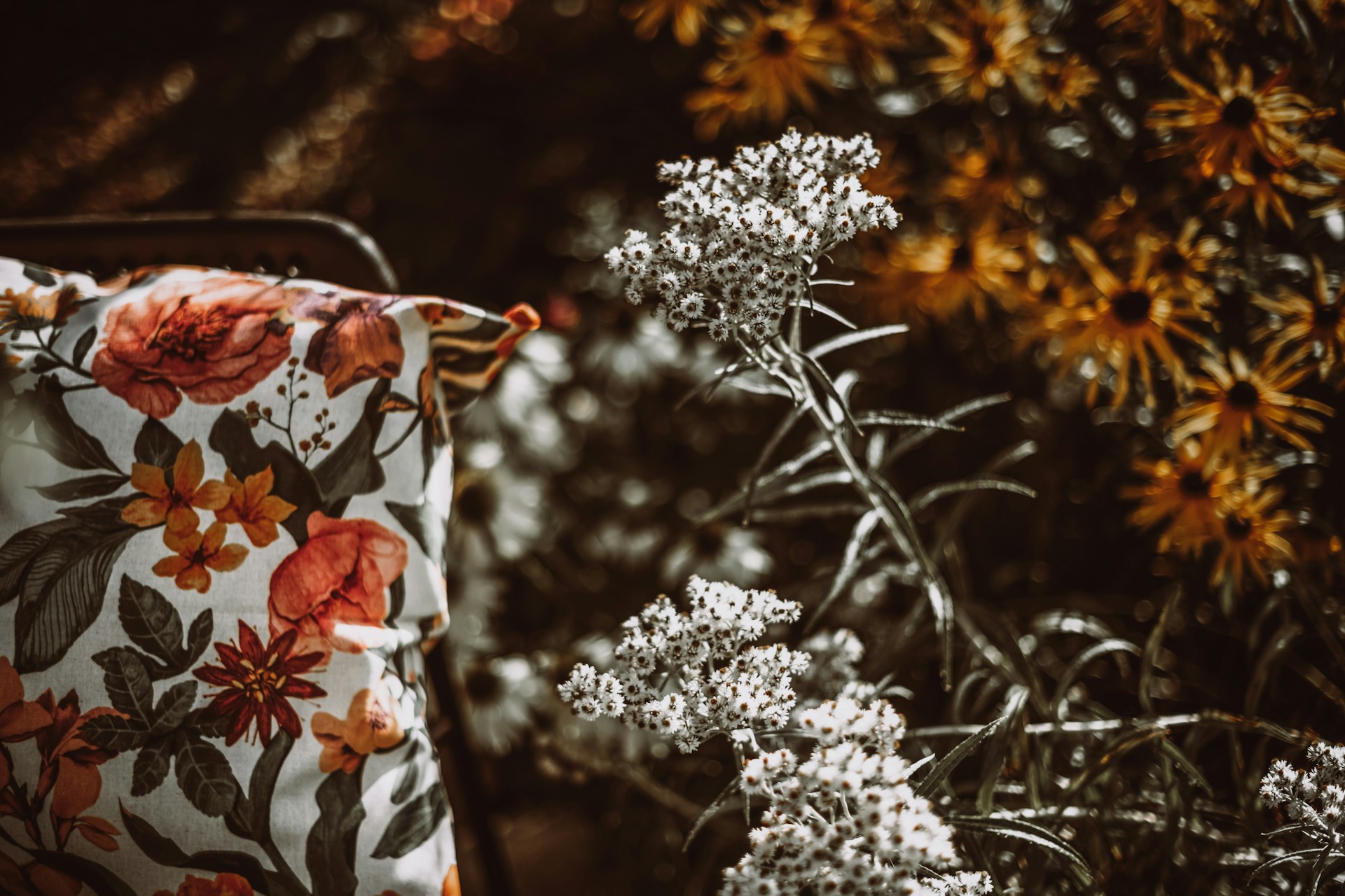 Floral pattern fabric with delicate white flowers