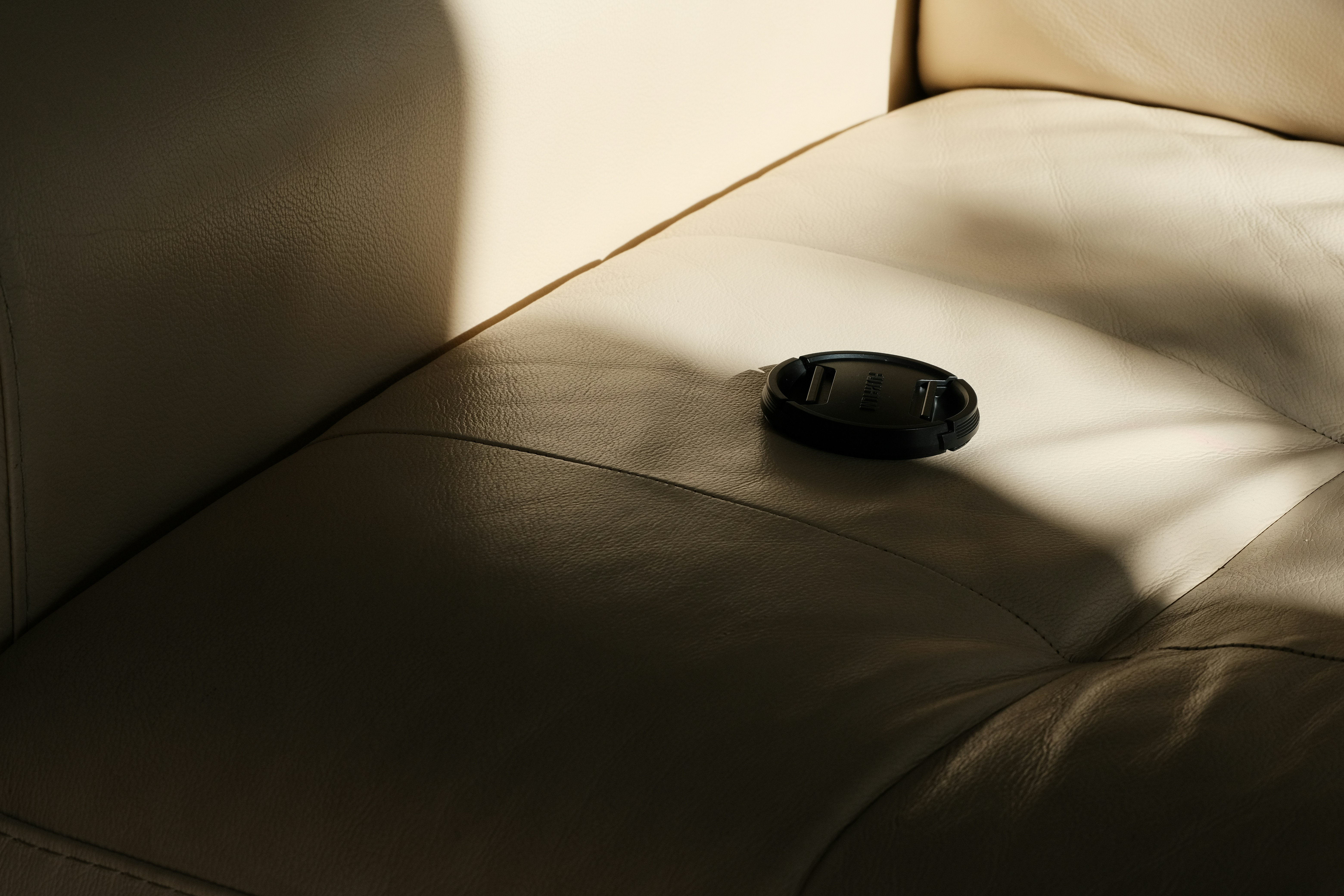 minimalist leather furniture, wallpaper, Leather Furniture: Decorating Small Apartments 5