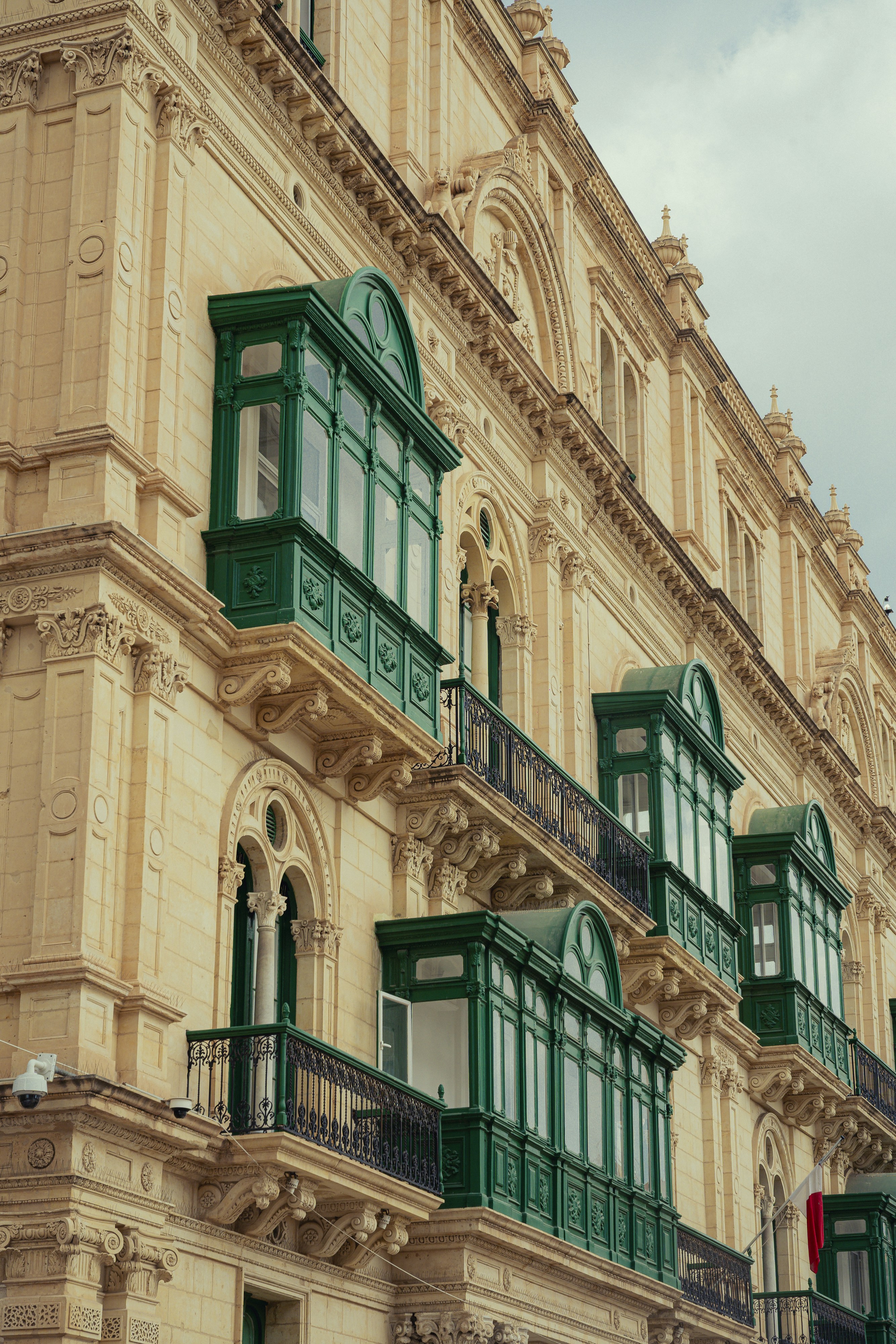 Facciata decorata dell'edificio con balconi verdi