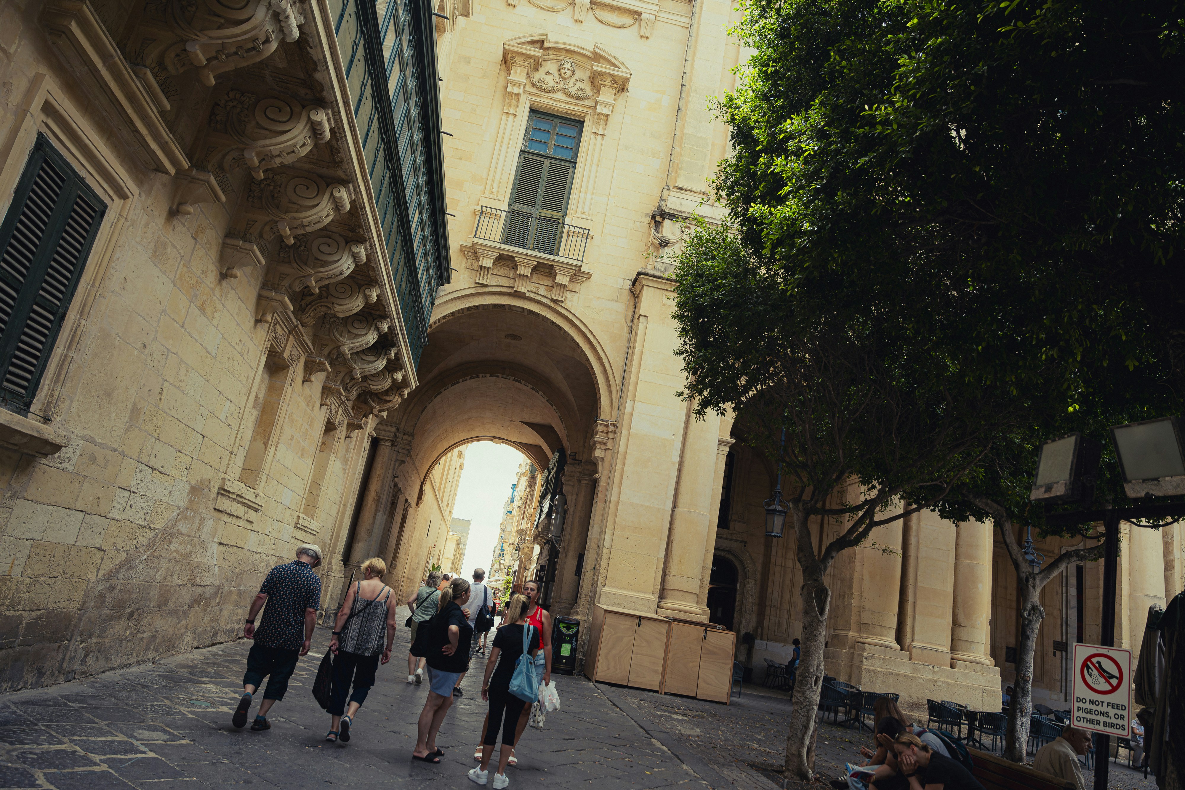 Persone che camminano lungo una stretta strada europea.