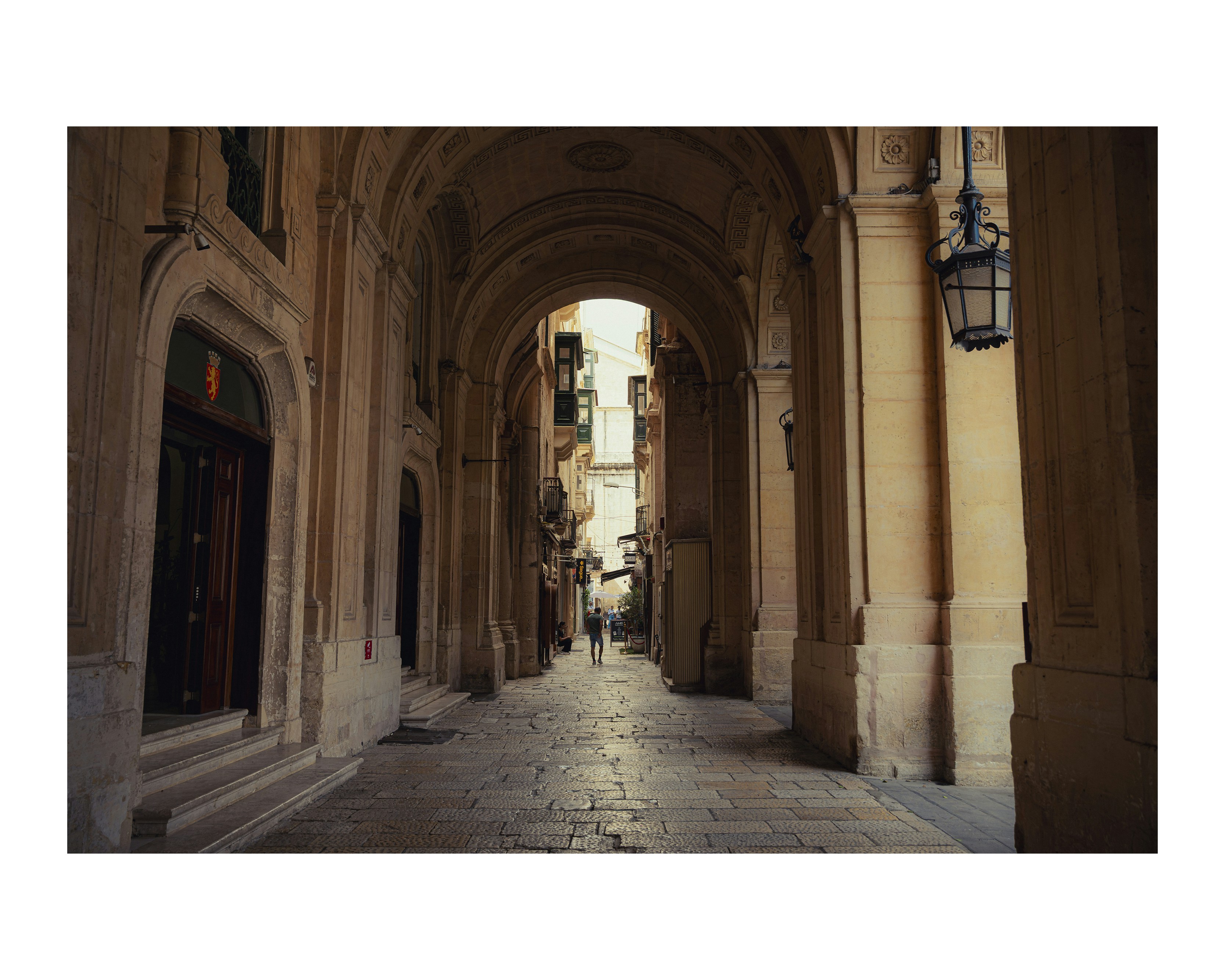 Passerella ad arco che conduce a una stradina