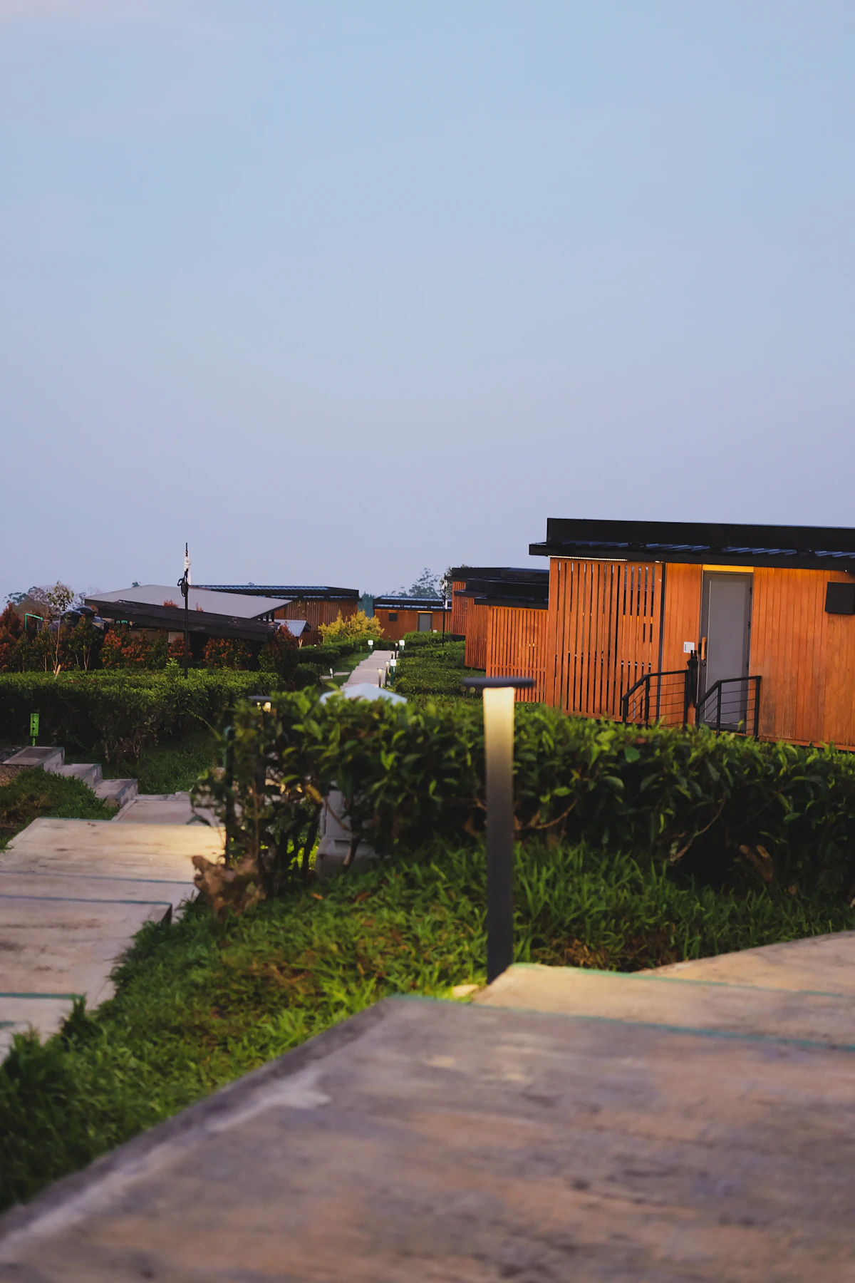 Cabañas moderne con un sentiero e un giardino al crepuscolo