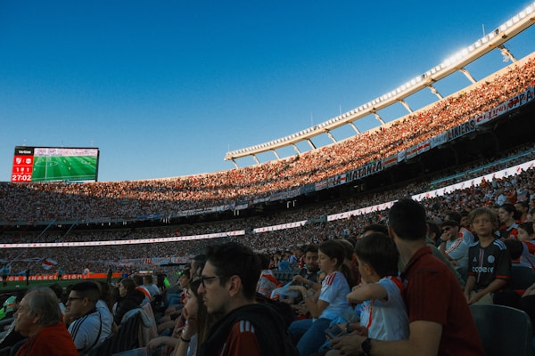 Estadio de fútbol profesional con cancha iluminada