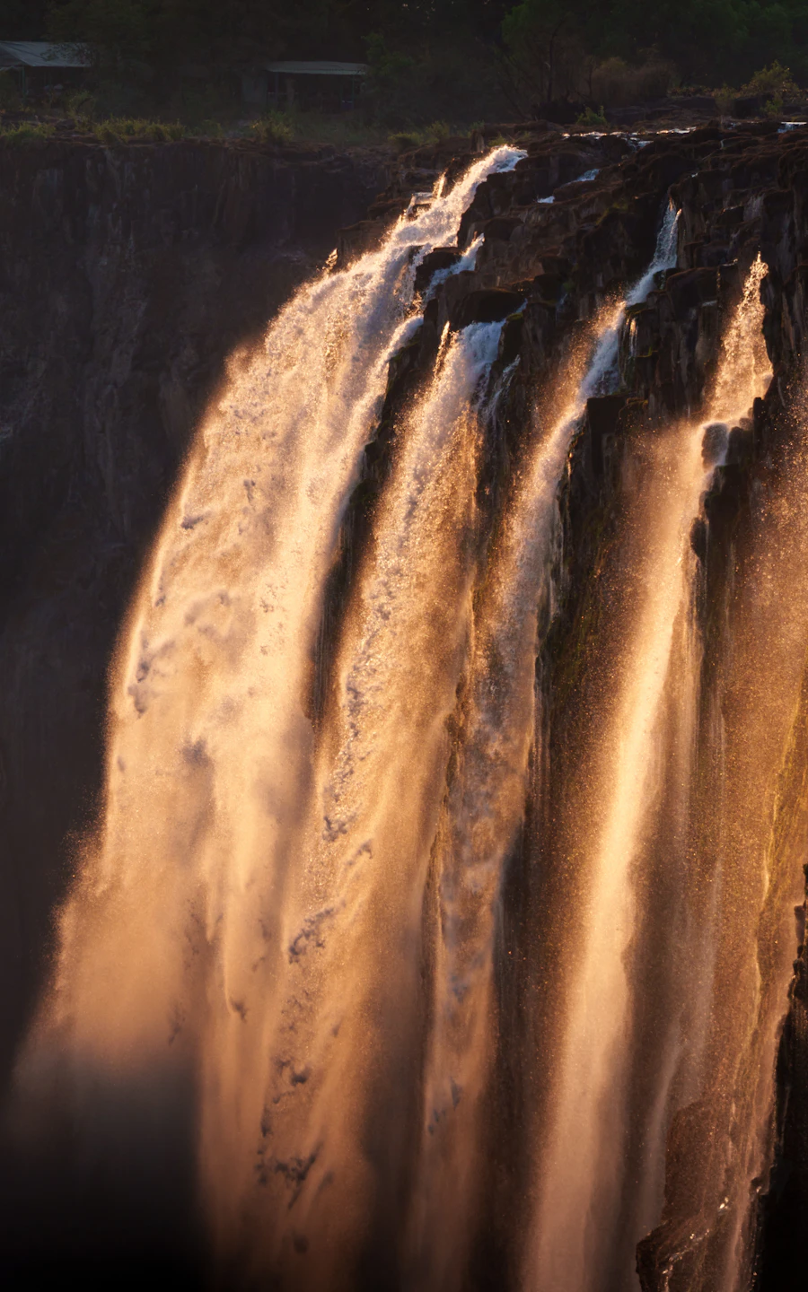 Cataratas Victoria iluminadas por la luz dorada del atardecer, Zimbabue