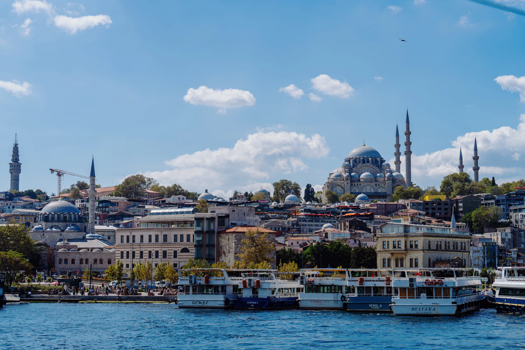 Akşamüstü Üsküdar kıyısından karşı yakaya doğru geçen bir vapur.