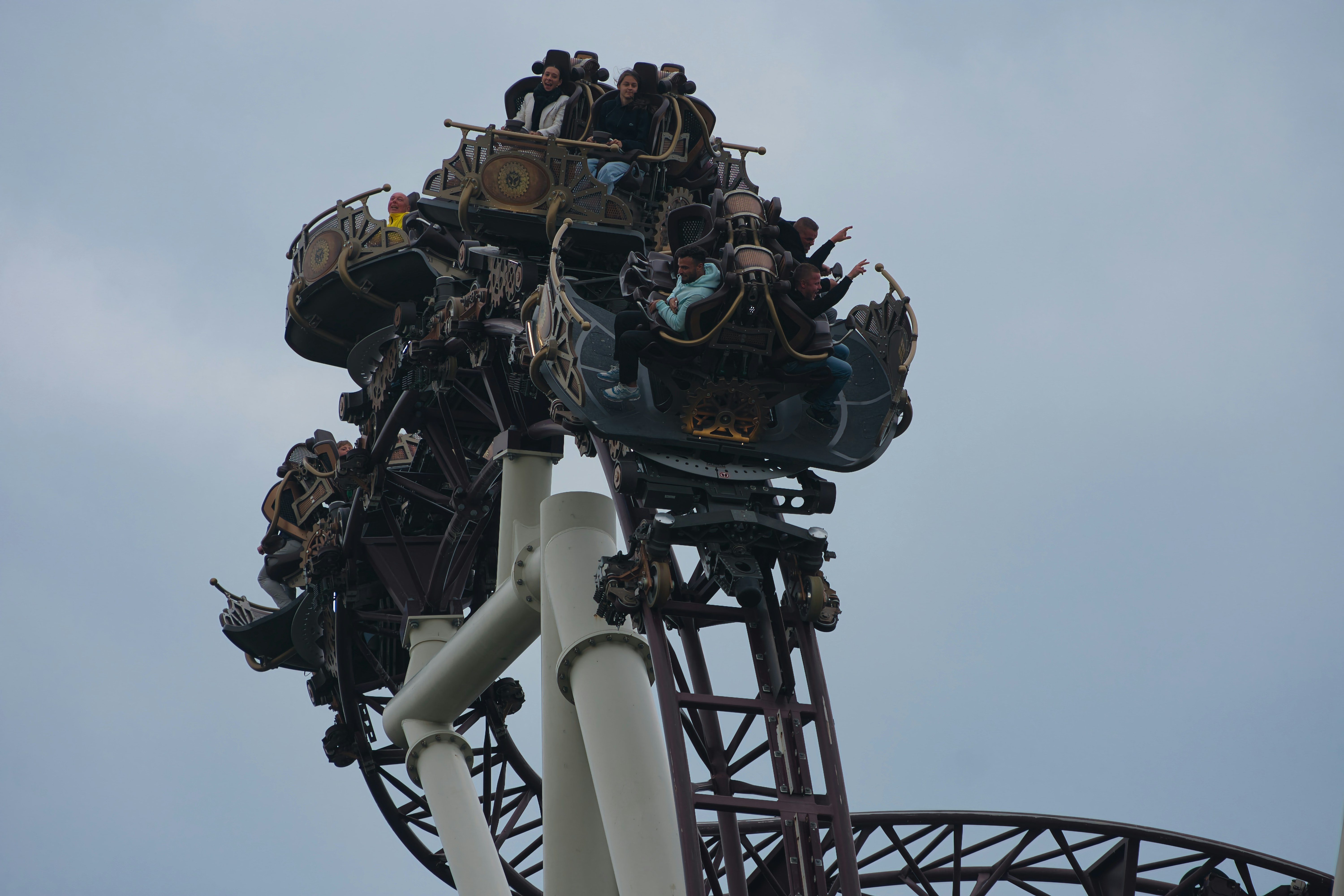 Carros de montanha-russa sobem uma pista íngreme.