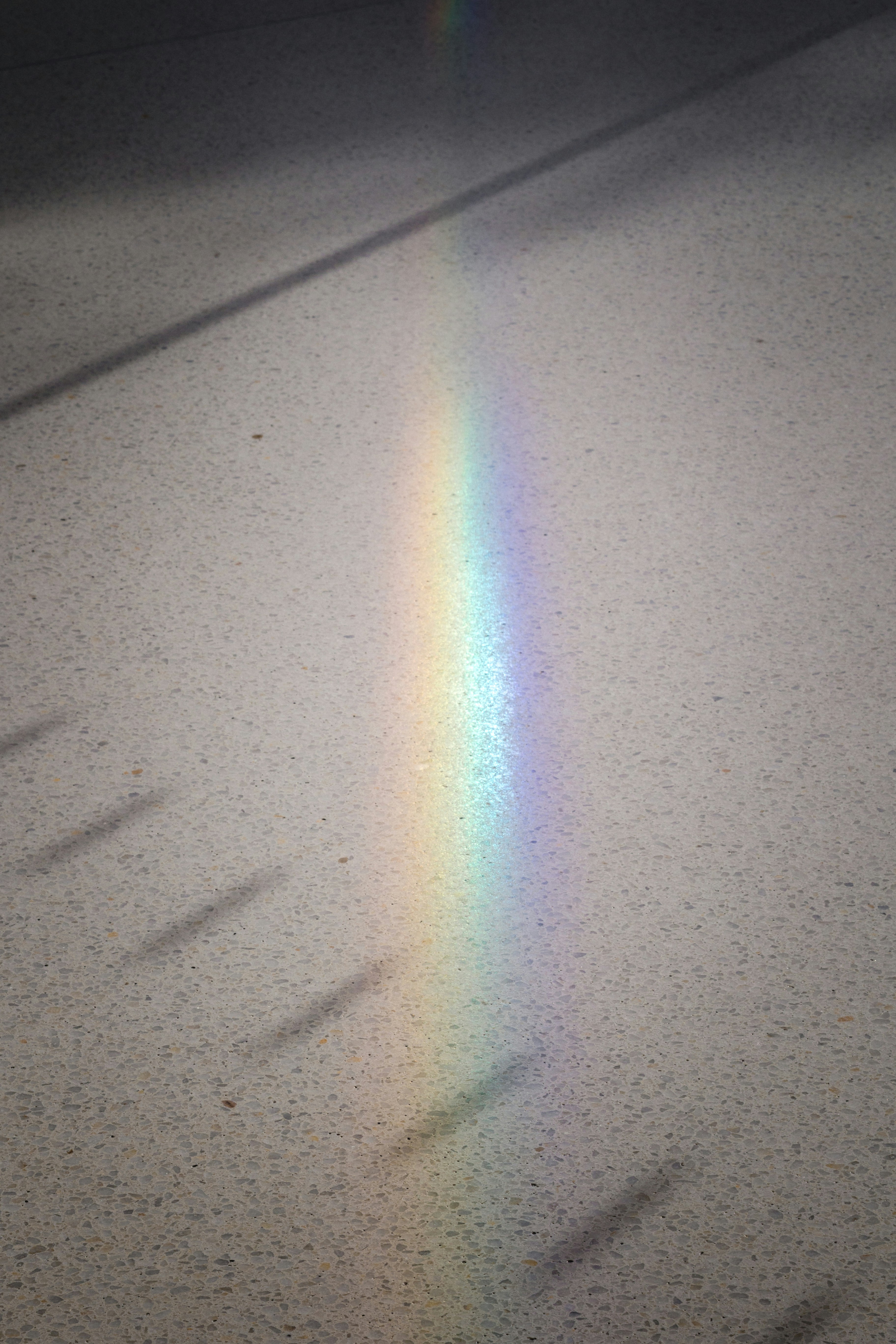 Un espectro de luz de arco iris sobre una superficie texturizada.