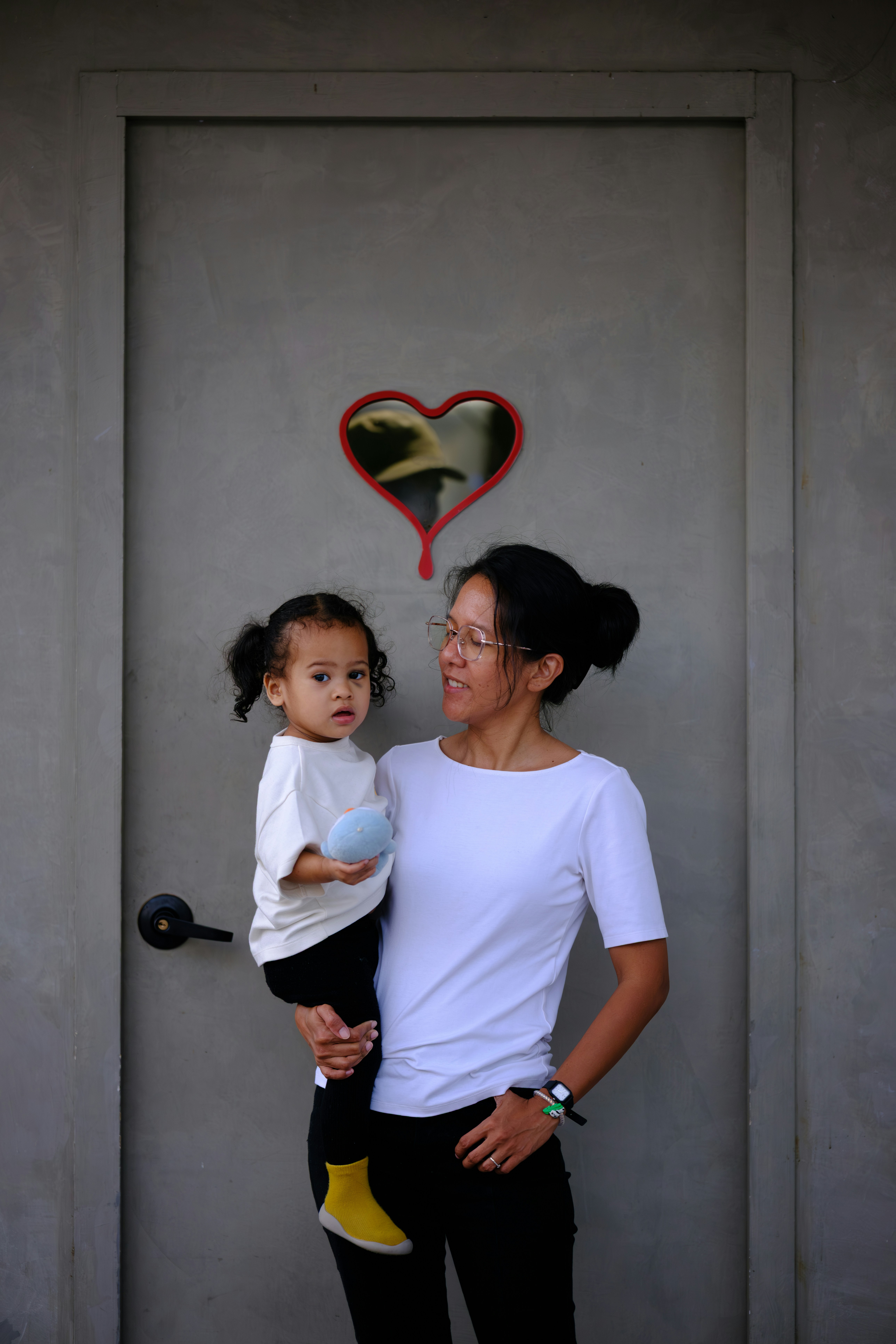 Как делать артикуляционную гимнастику перед зеркалом — Ребенок делает артикуляционную гимнастику перед зеркалом.