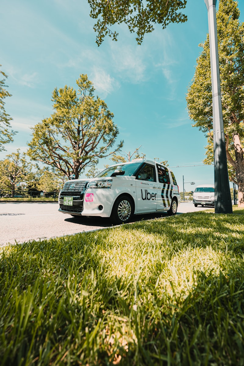 Véhicule VTC type Uber en ville