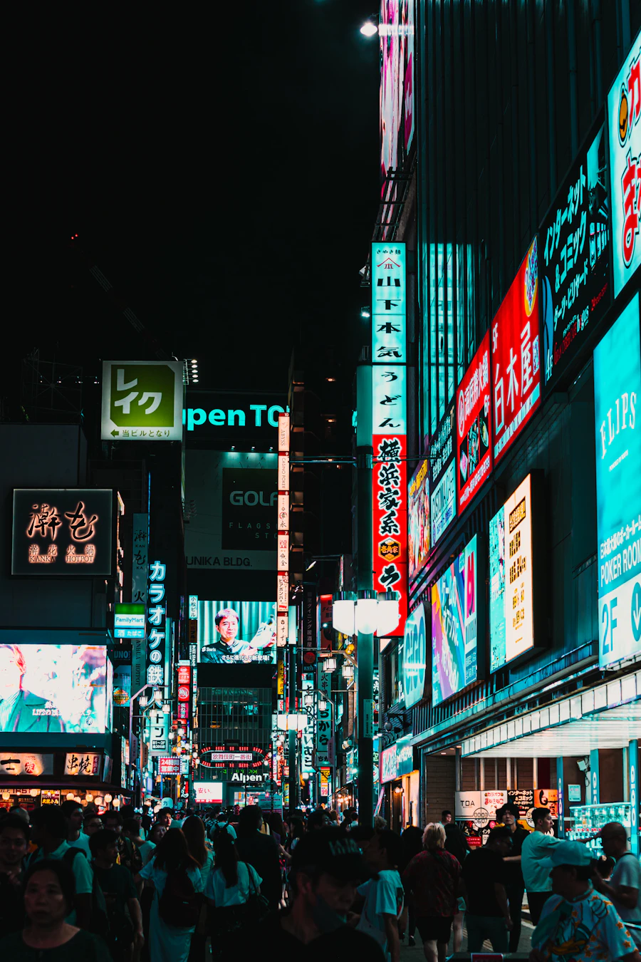 渋谷のネオンが輝く夜の街並み