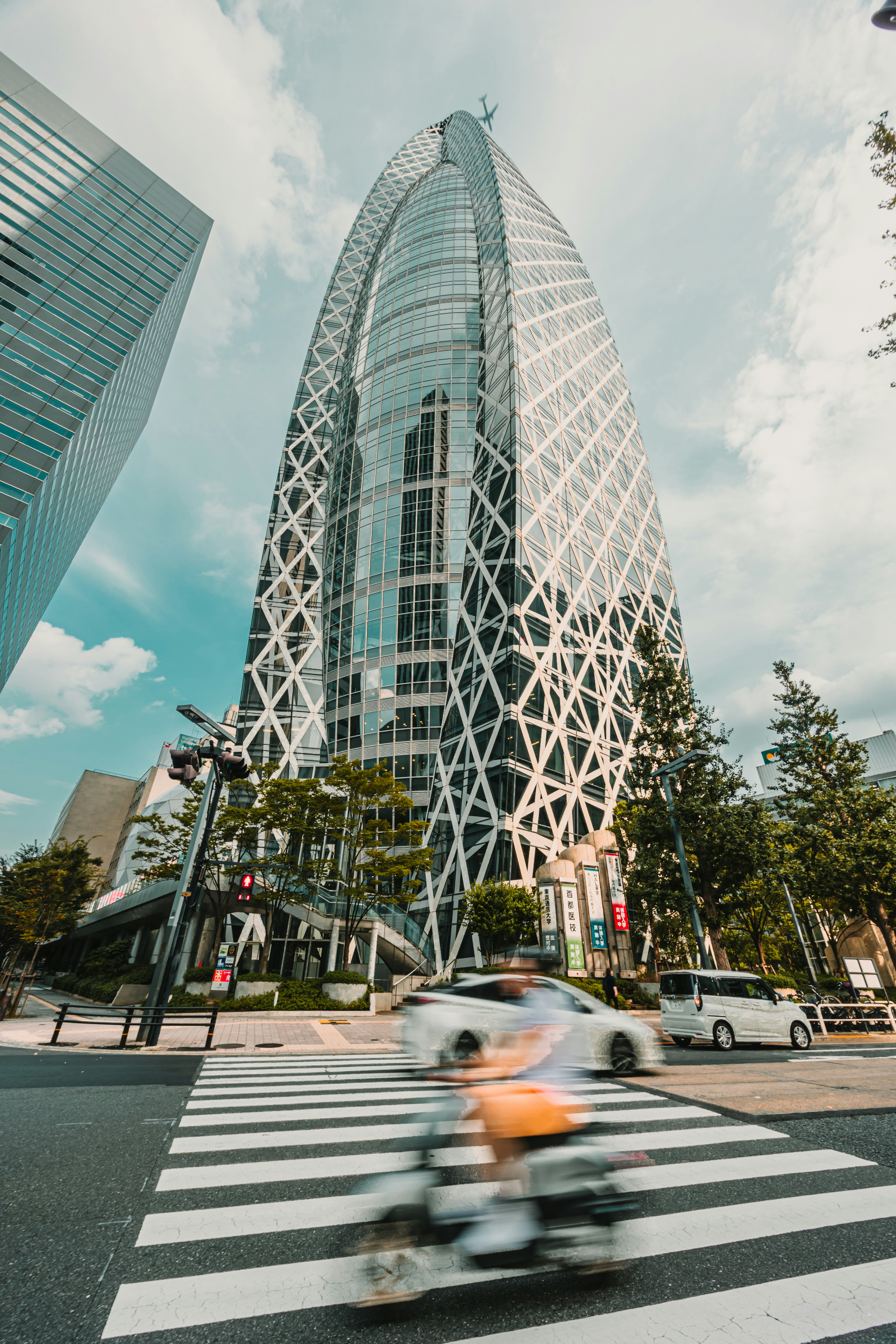 Moderner Wolkenkratzer mit verschwommenem Verkehr auf der Straße