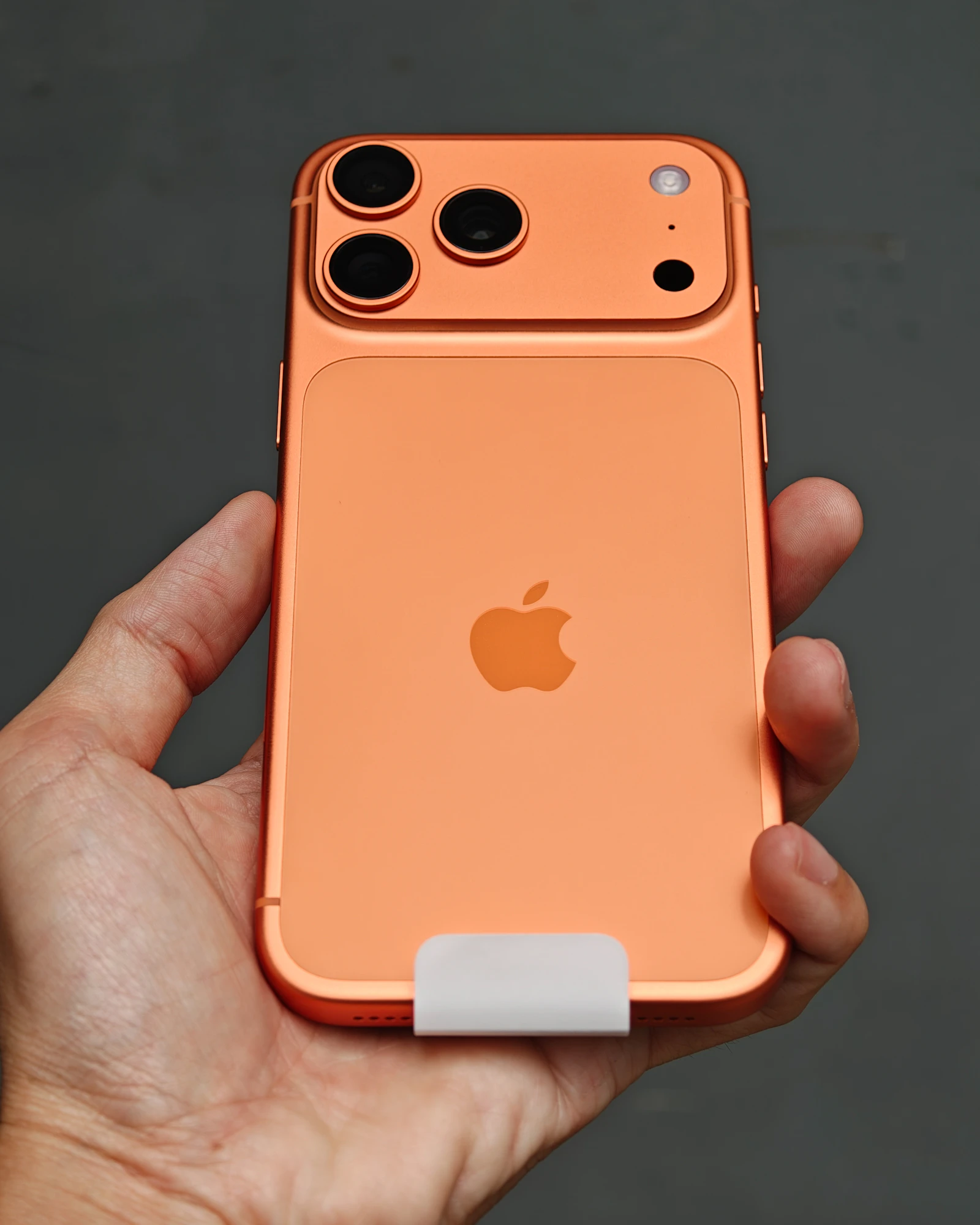 iPhone 17 Pro Max w kolorze pomarańczowym z trzema tylnymi aparatami