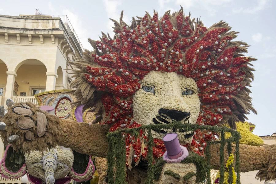 Char en forme de lion, décoré de fleurs