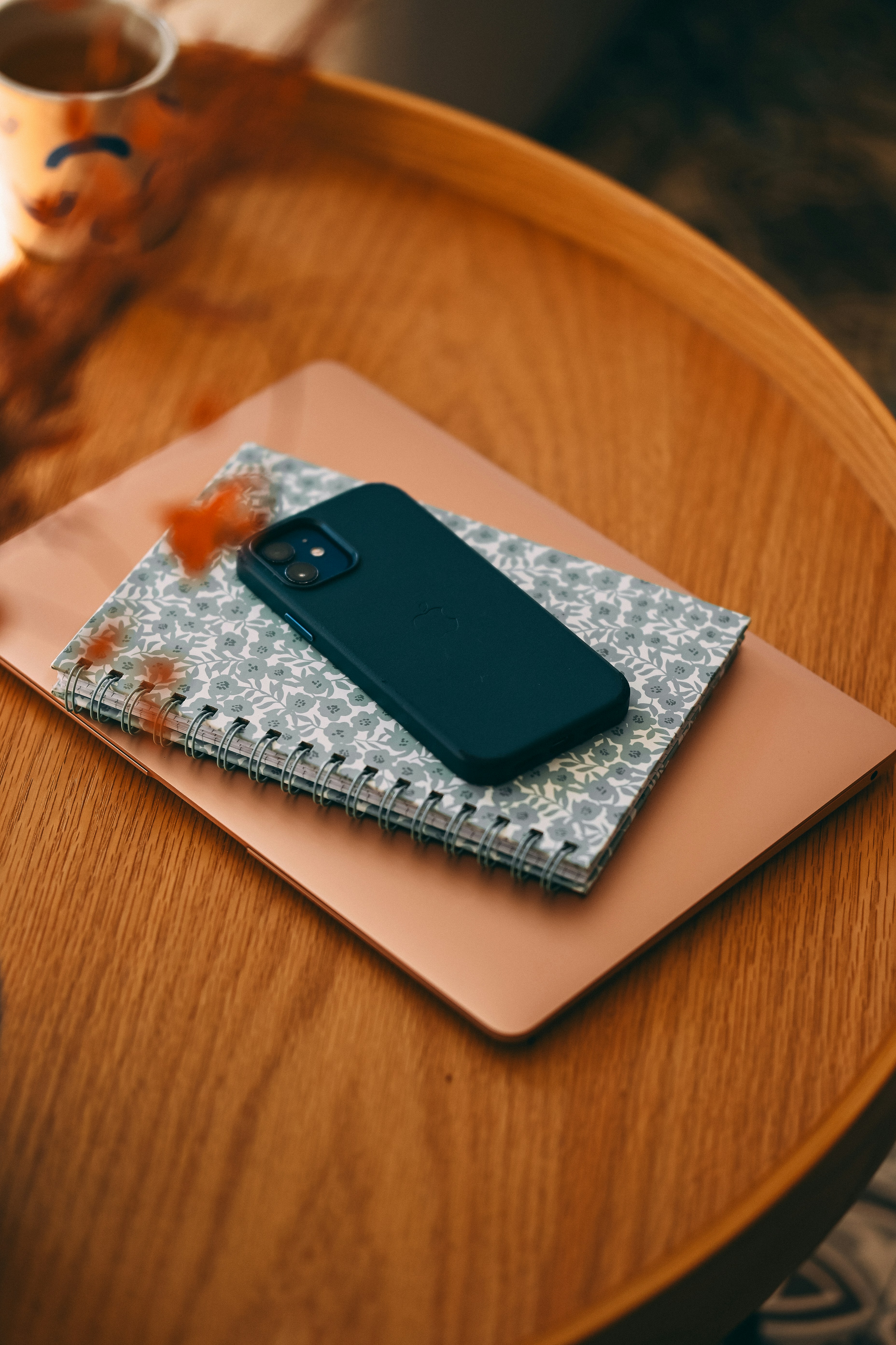 Smartphone en el portátil y portátil en la mesa.