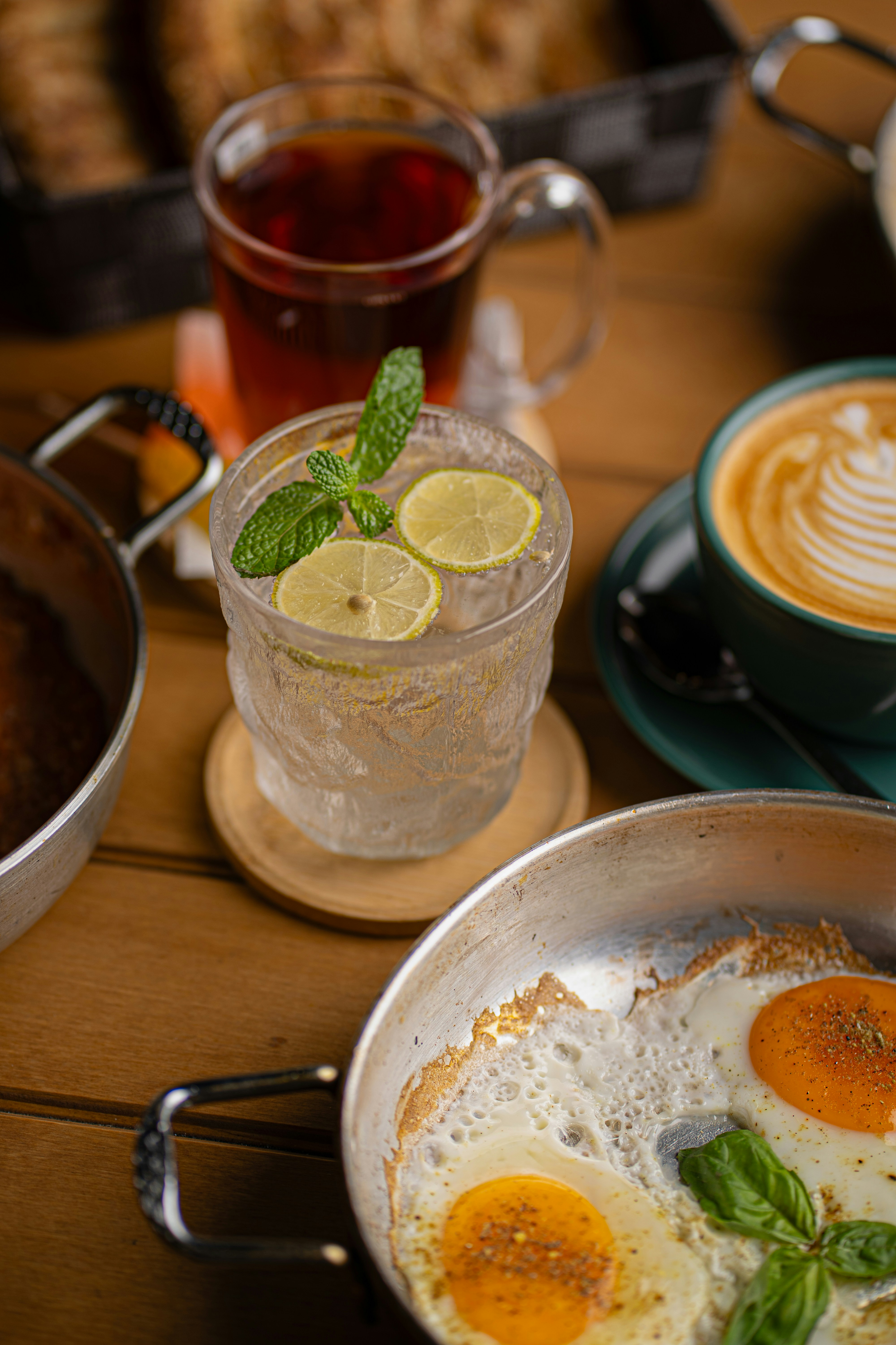 Ovos fritos com hortelã fresca e bebida de limão