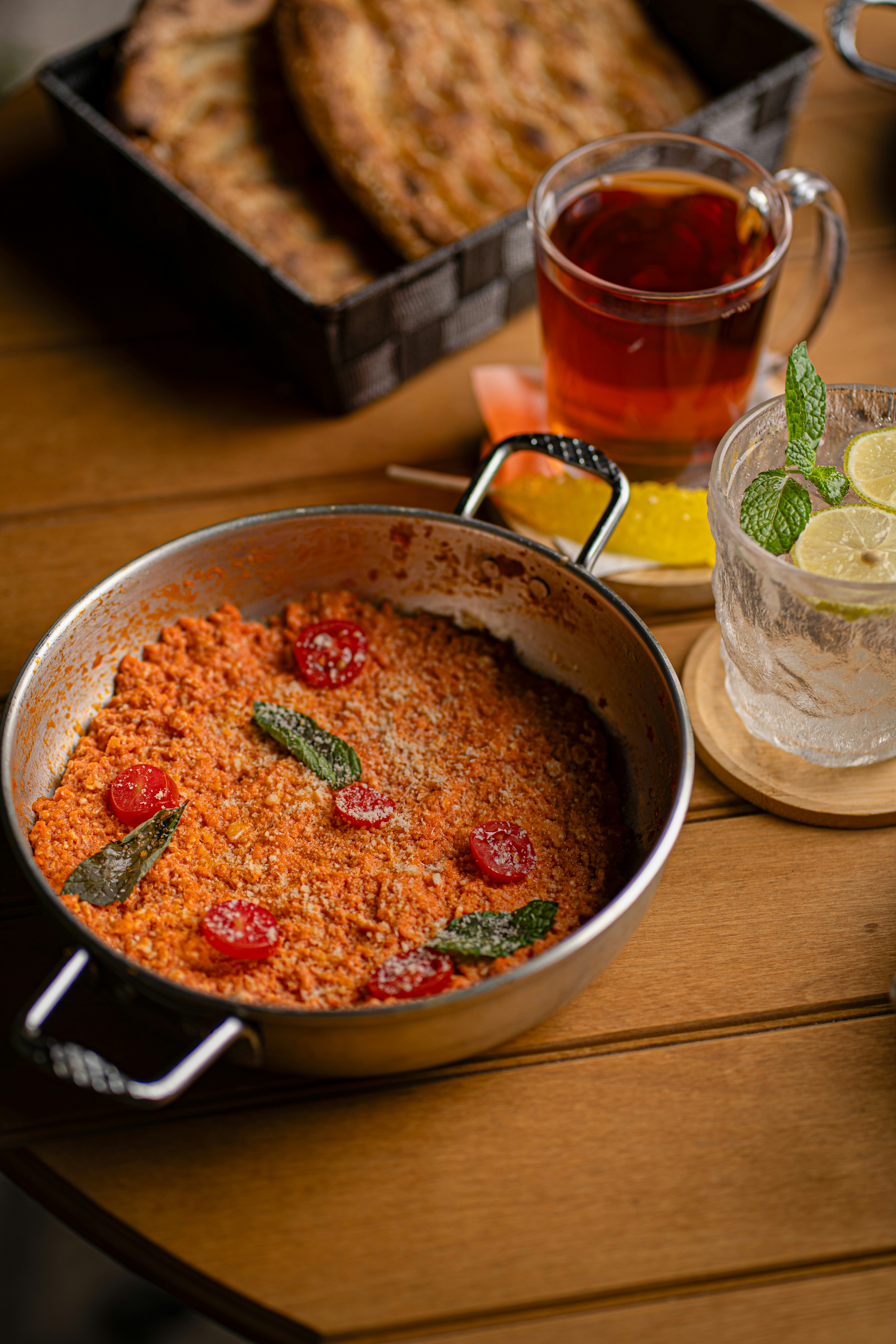 Prato assado com tomate e chá de hortelã