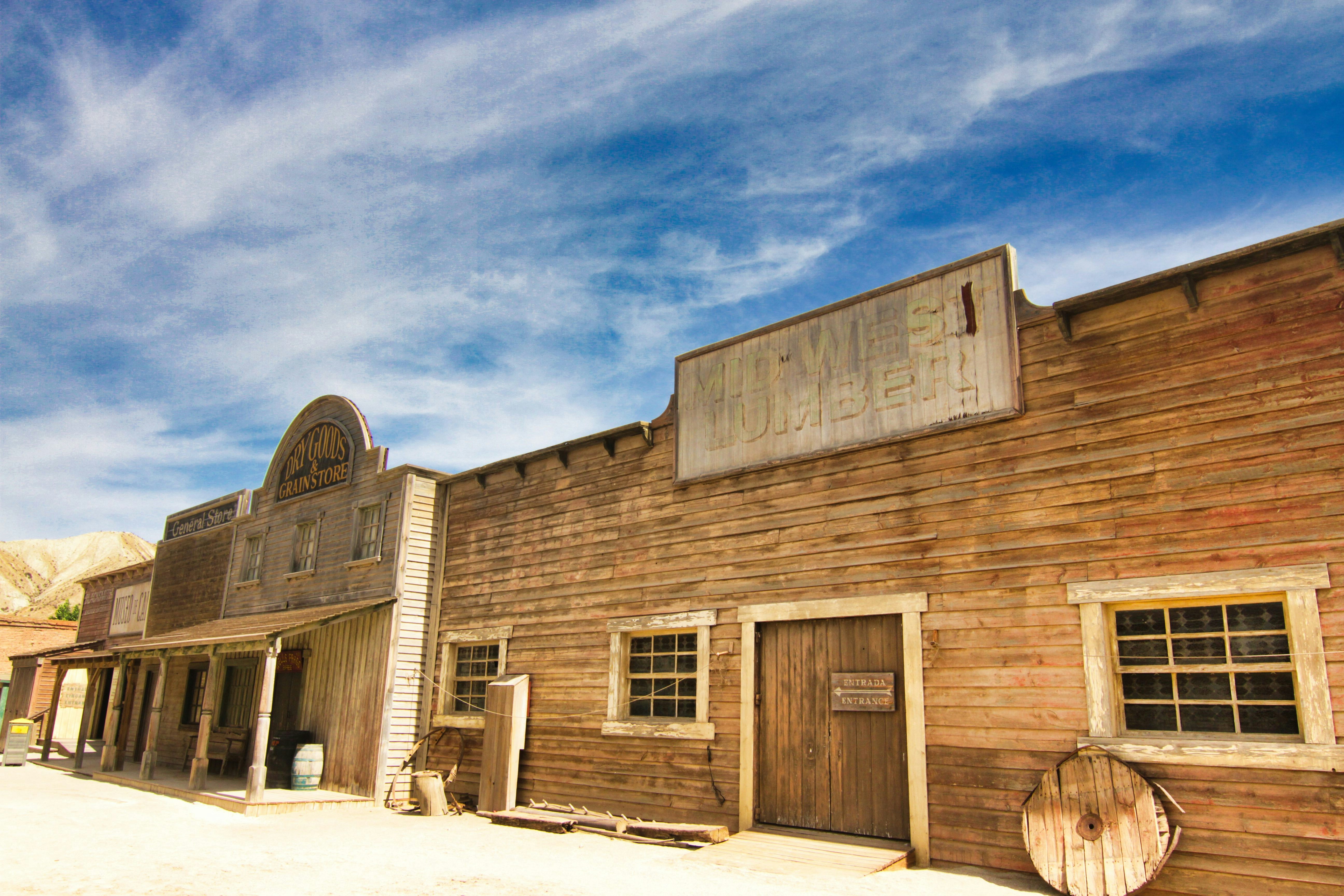 Alte Holzgebäude an einer staubigen Straße