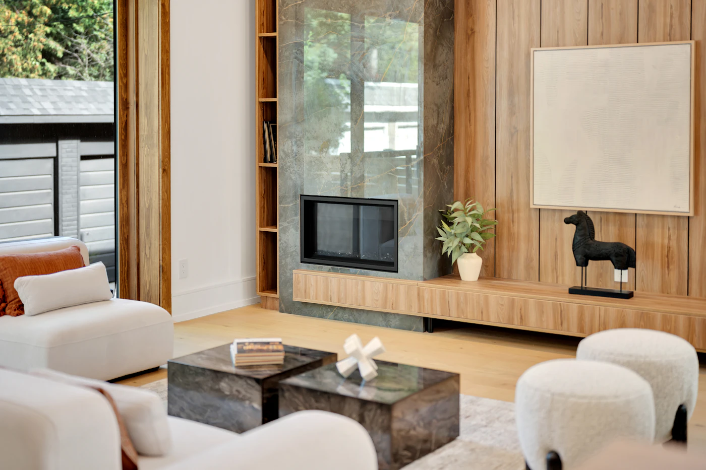 Sala de estar con sillón junto a la chimenea