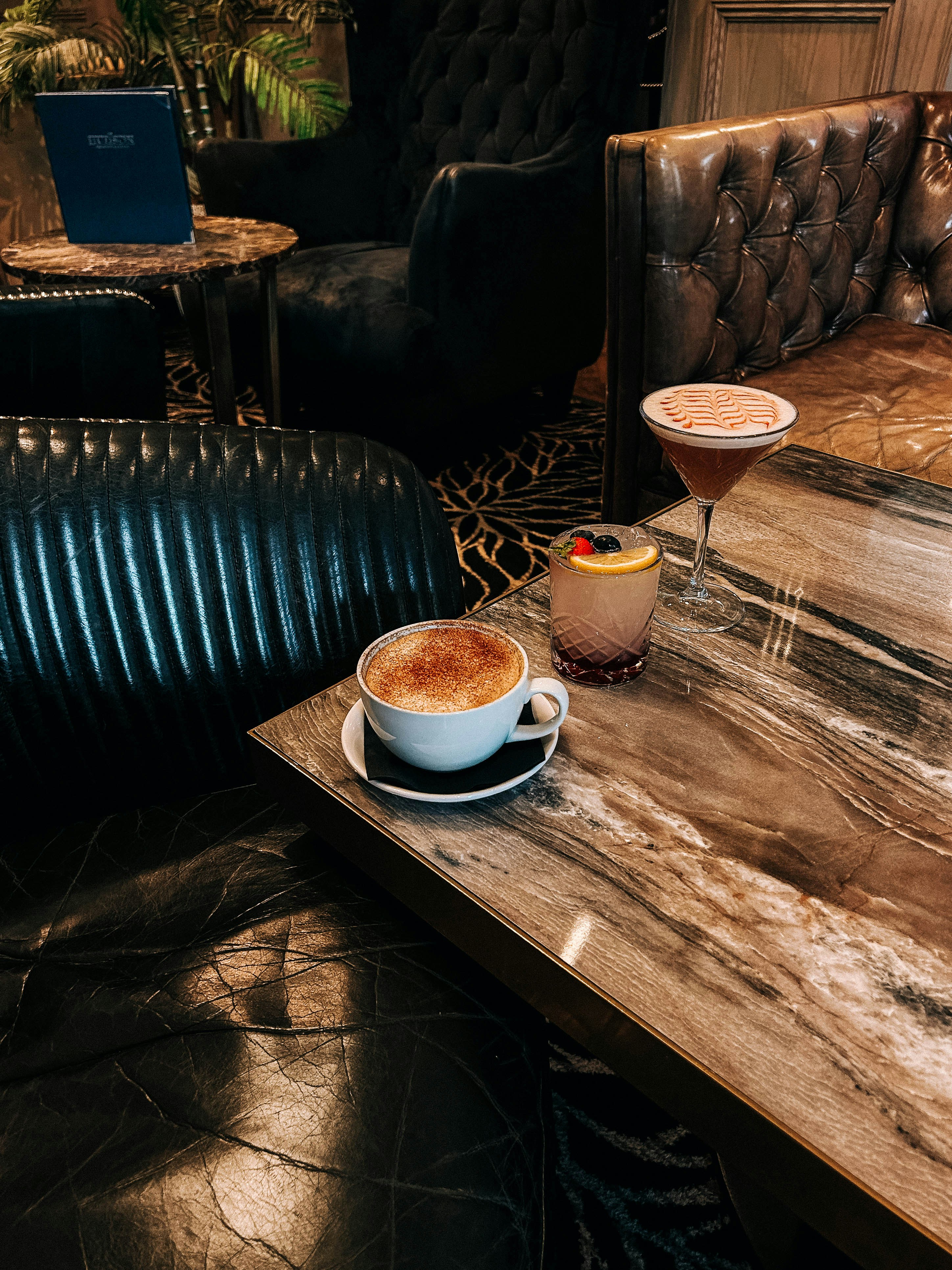 elegant cocktail bar table, ilustrasi artikel Craft Your Perfect Sip: A Guide to Creating a Signature Wedding Cocktail 1