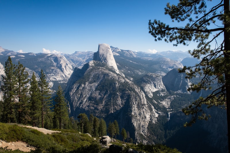 glamping Lembah Harau dengan latar tebing menjulang mirip Yosemite