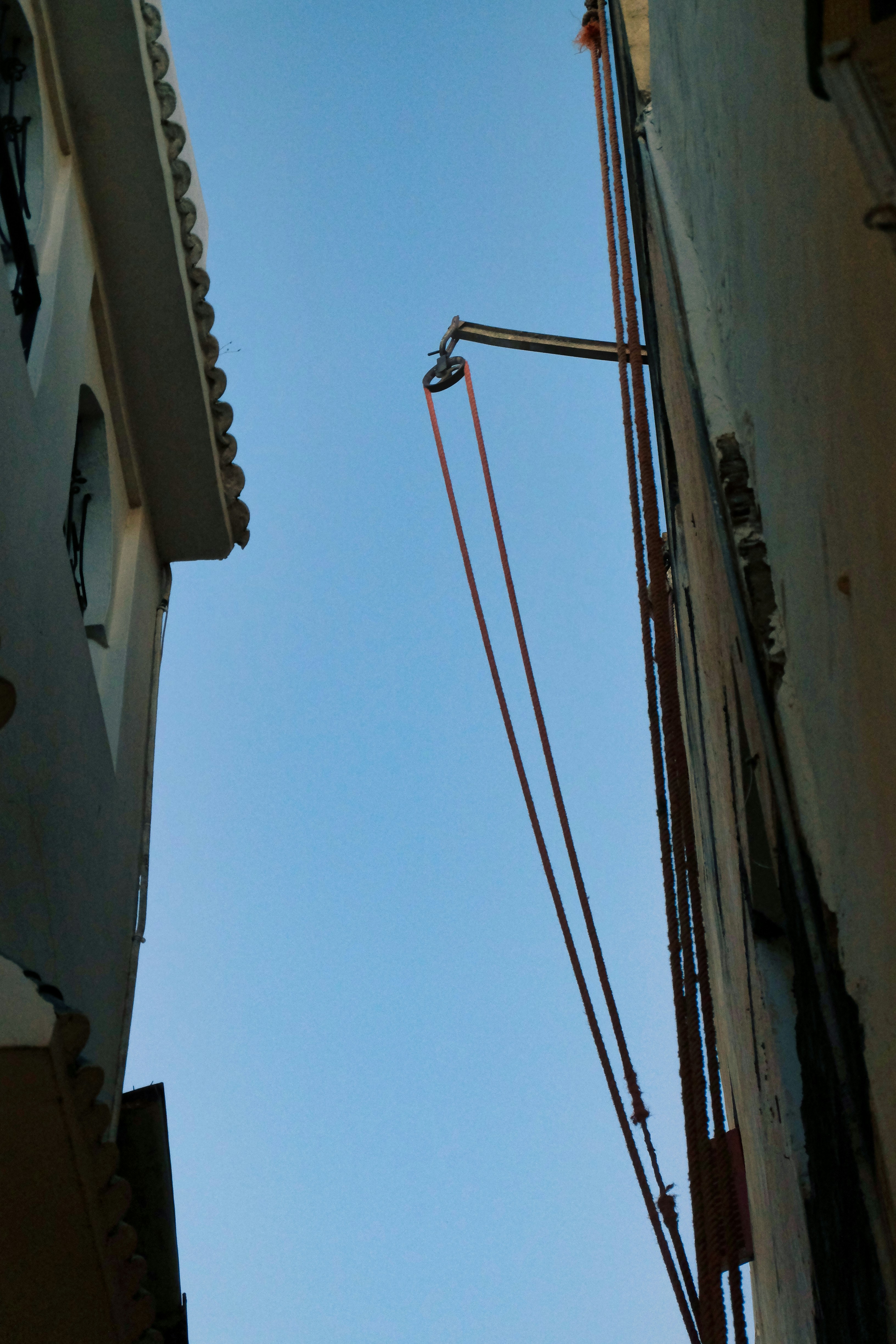 Rope and pulley system between two buildings