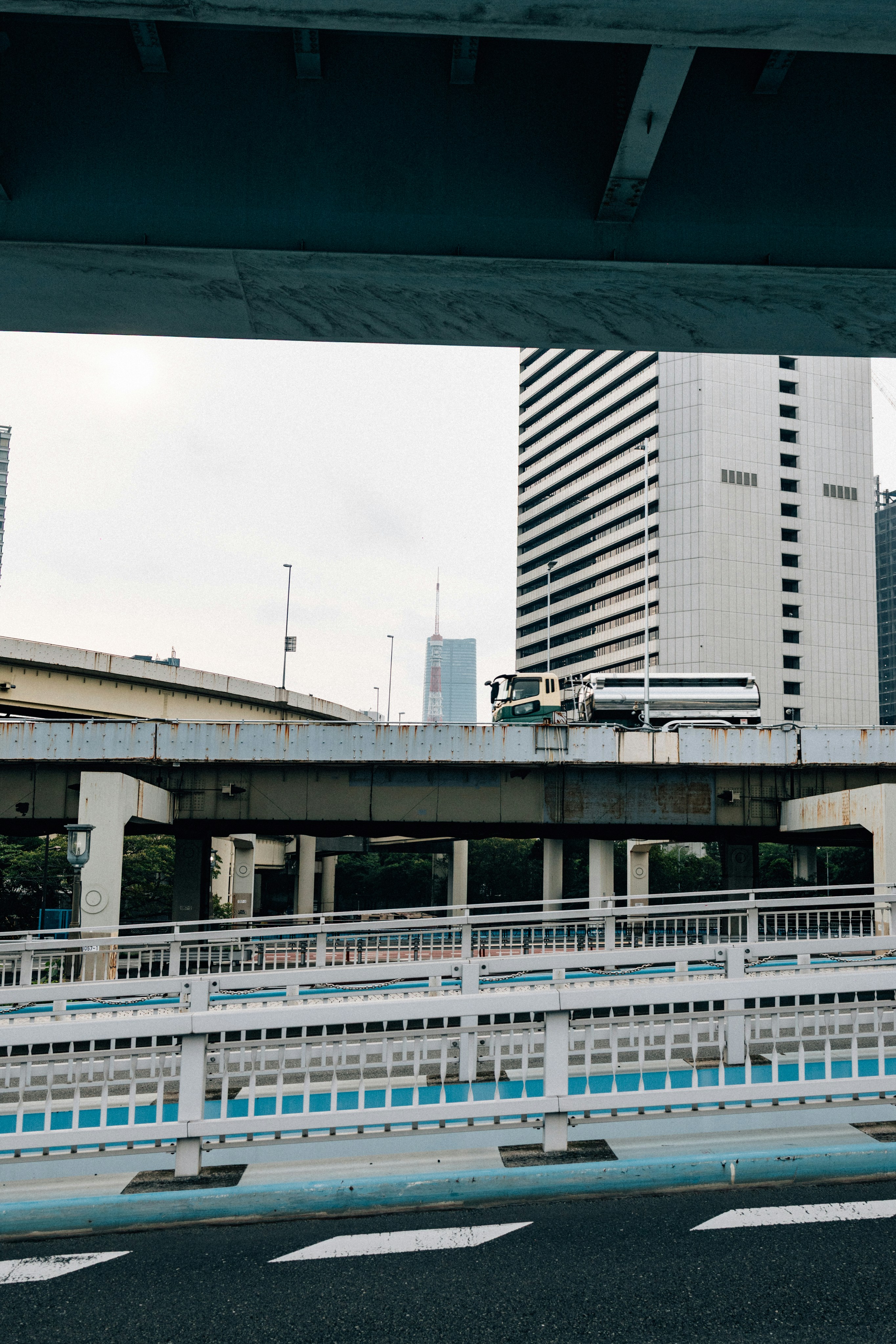 Moderne städtische Infrastruktur mit Hochstraßen und Gebäuden