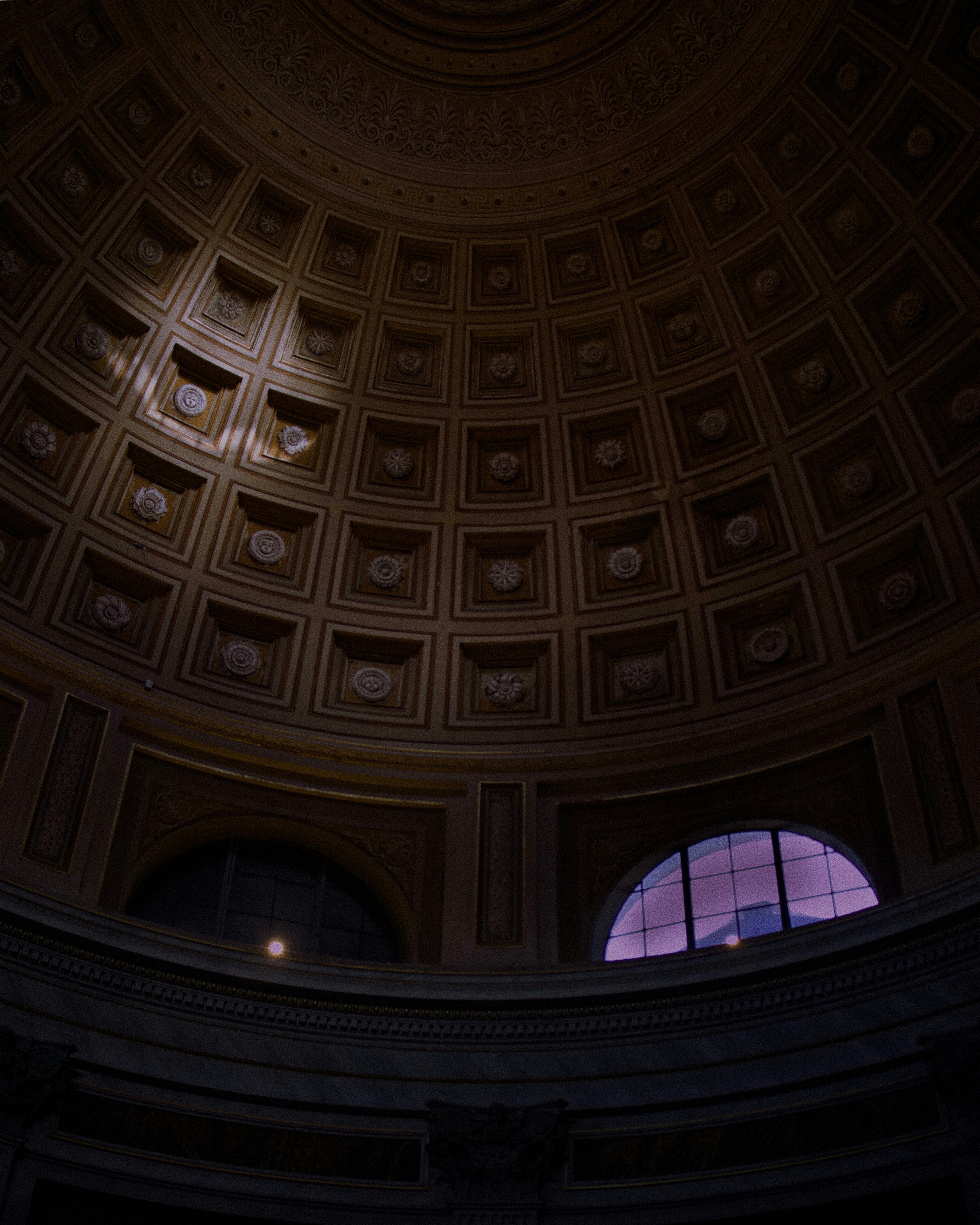 Intérieur du dôme complexe avec fenêtre cintrée au crépuscule.