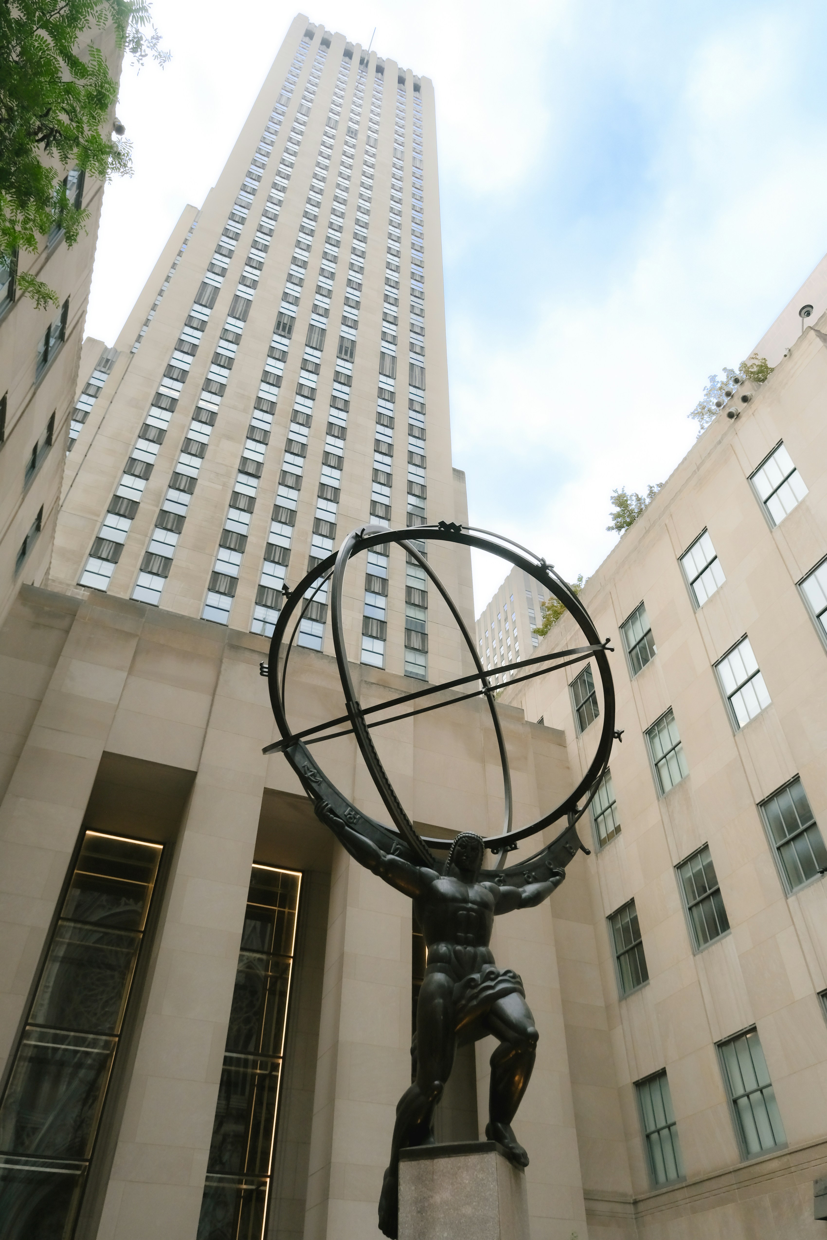 Statue de l’Atlas devant un grand bâtiment