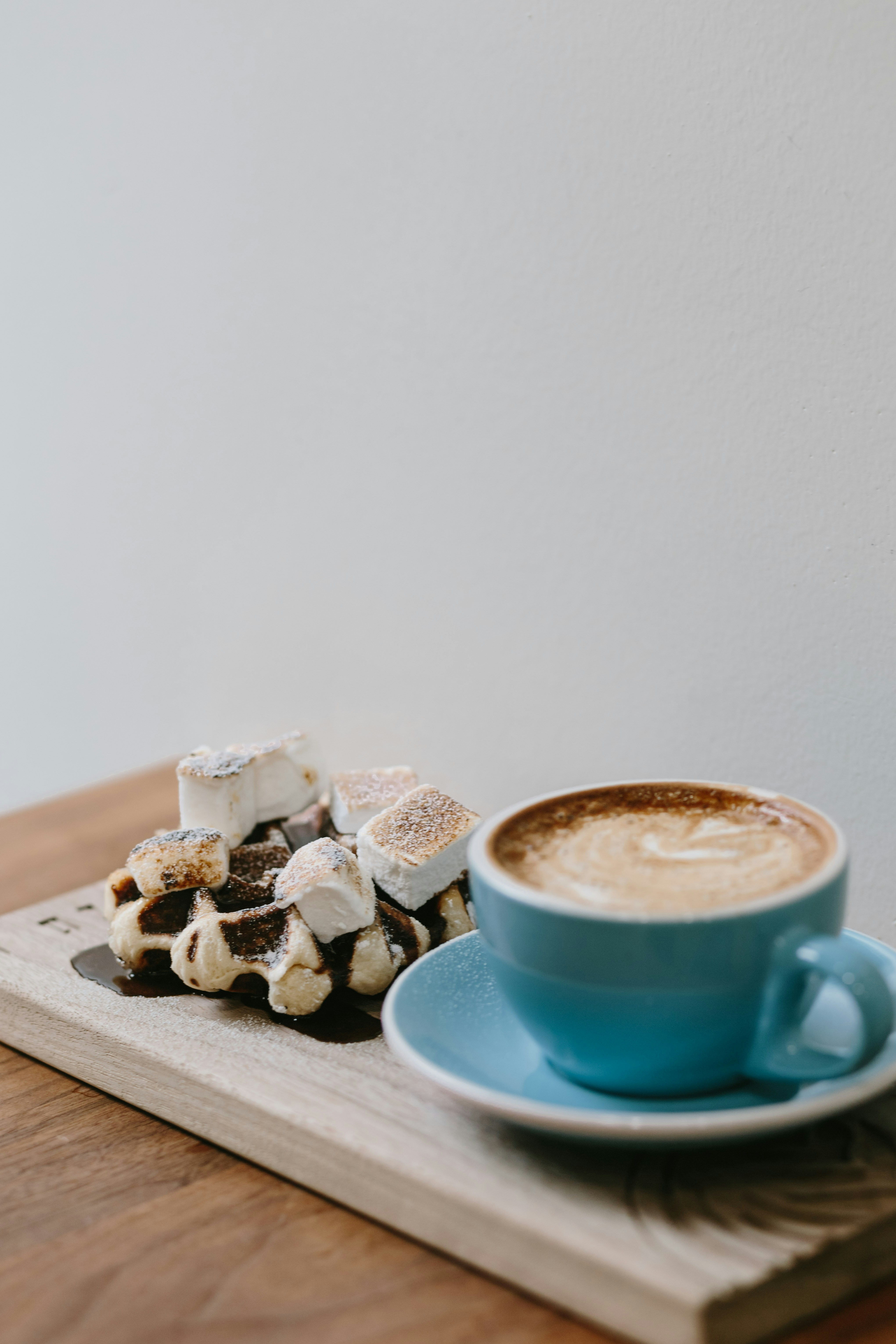 Waffles com marshmallows e uma xícara de café