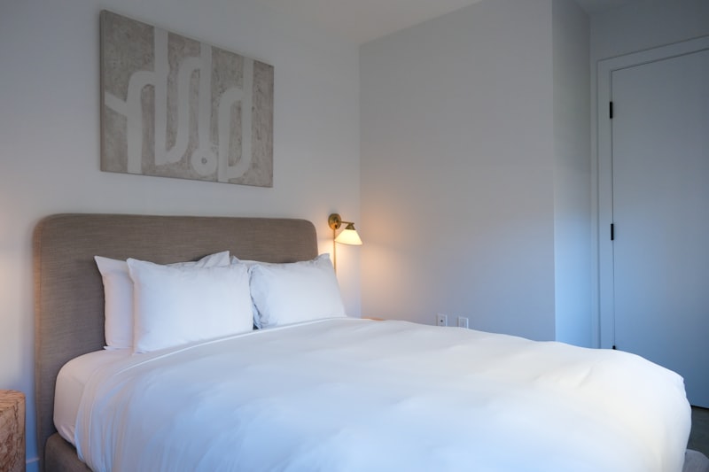 Letto ordinato con cuscini e lenzuola chiare