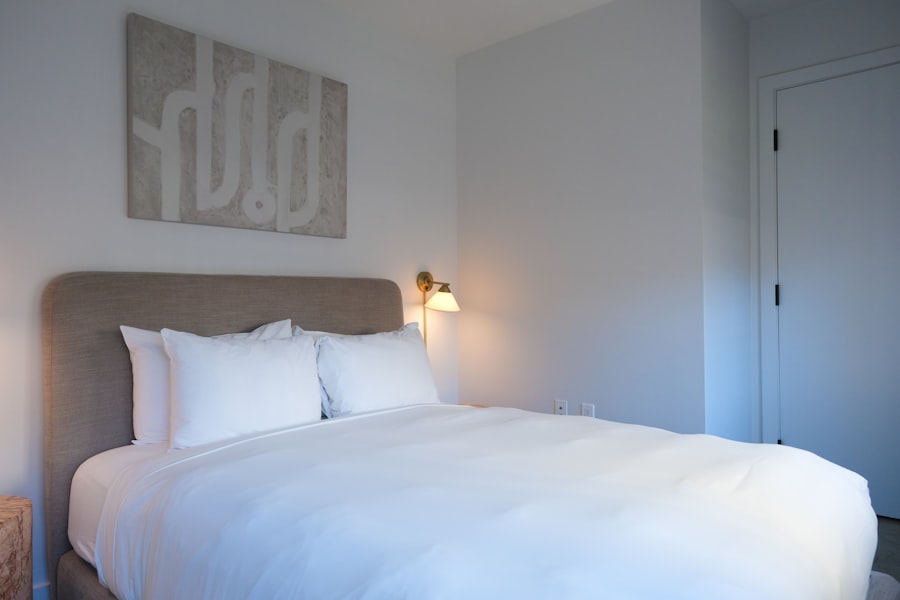 Cama con ropa de lino y luz suave