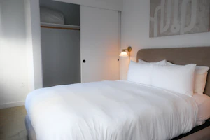 Artículo de emprendimiento: Abrir hotel boutique sin experiencia: guía 2026