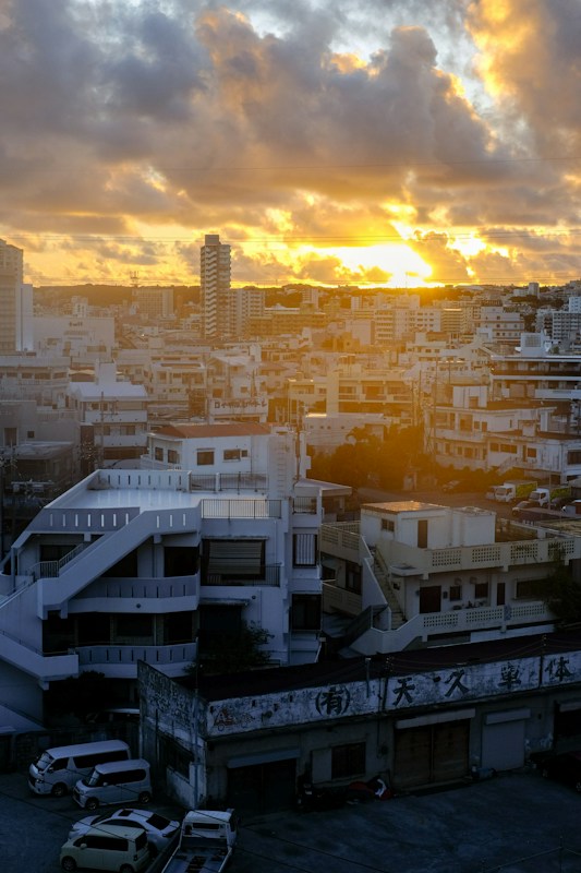 夕陽照在那霸市區的住宅屋頂與樓房上