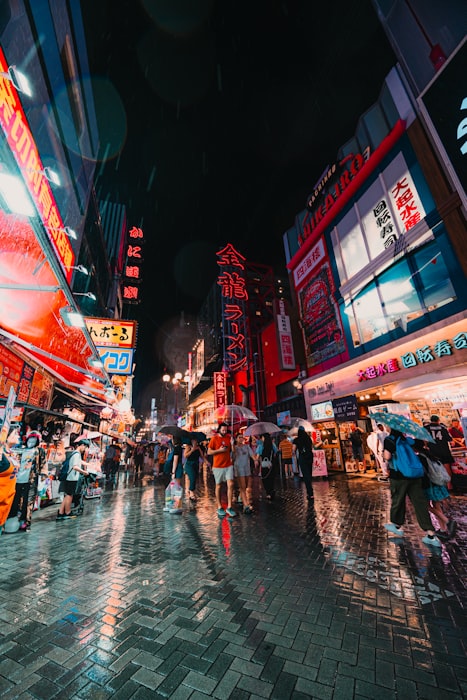 亚洲城市街道雨夜中的发光招牌 - 考验招牌耐久性的热带天气条件