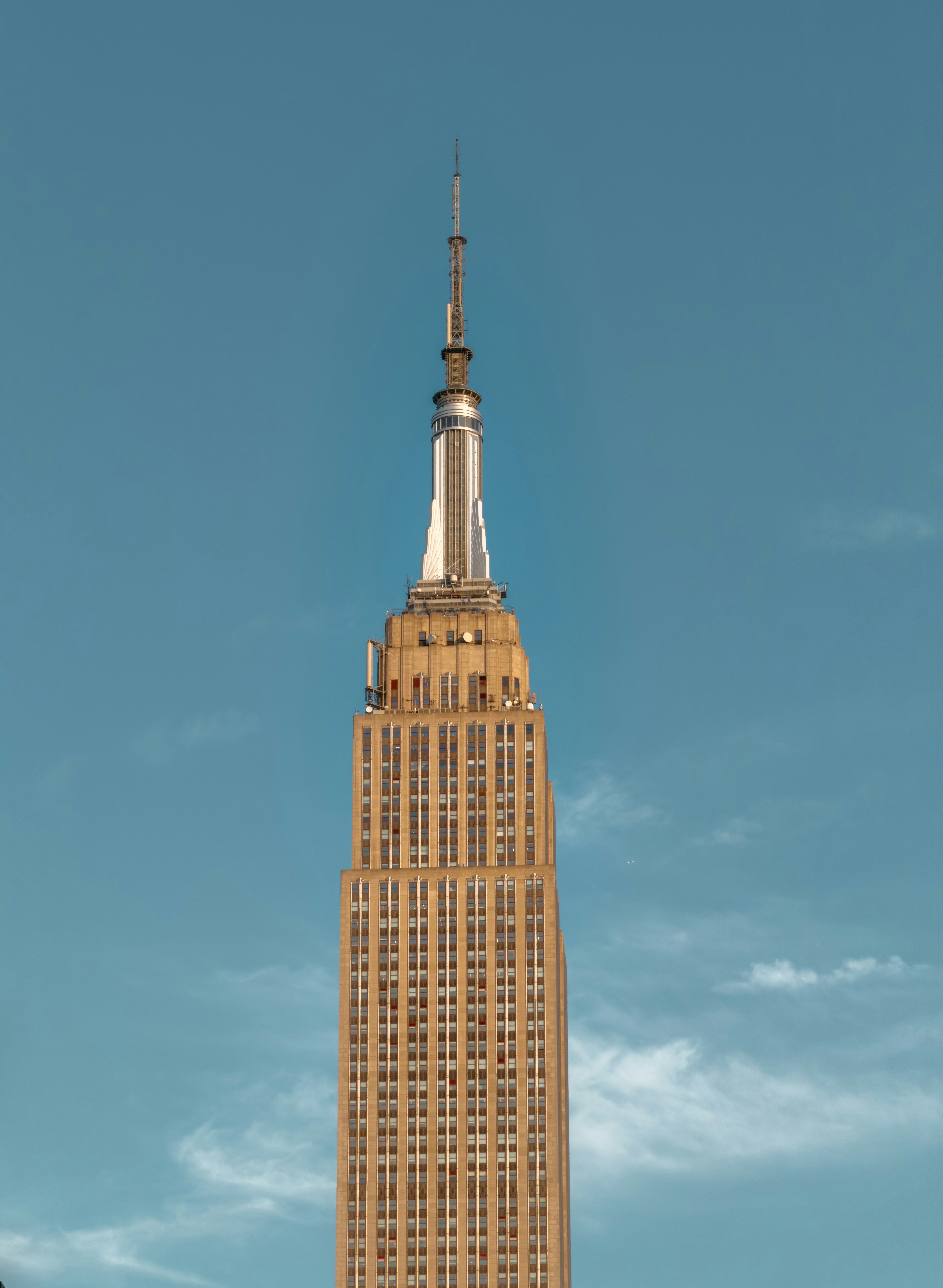 푸른 하늘을 배경으로 한 엠파이어 스테이트 빌딩. 사진 – Unsplash의 무료 건축학 이미지