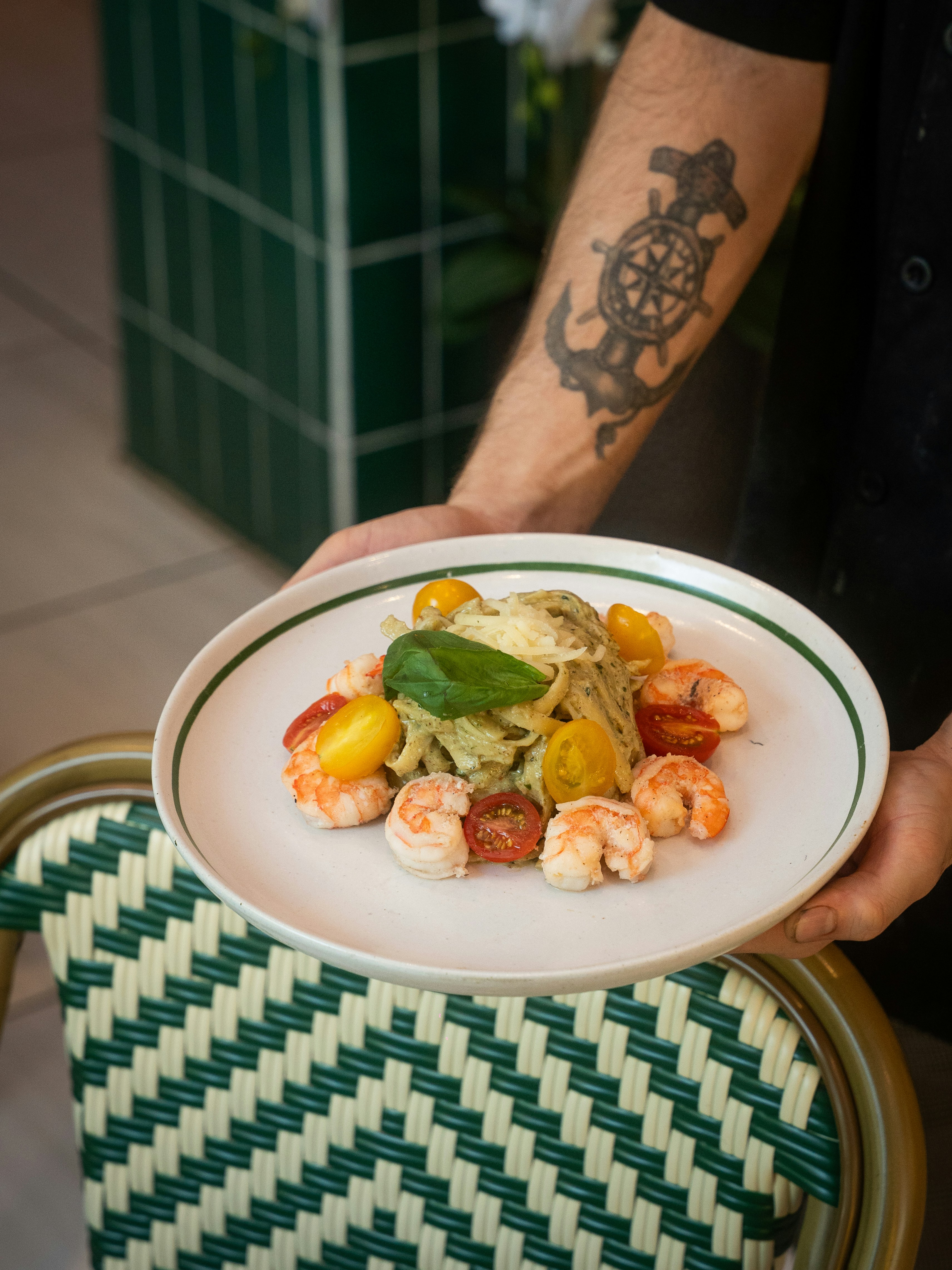 Pasta de gambas con tomates cherry y albahaca