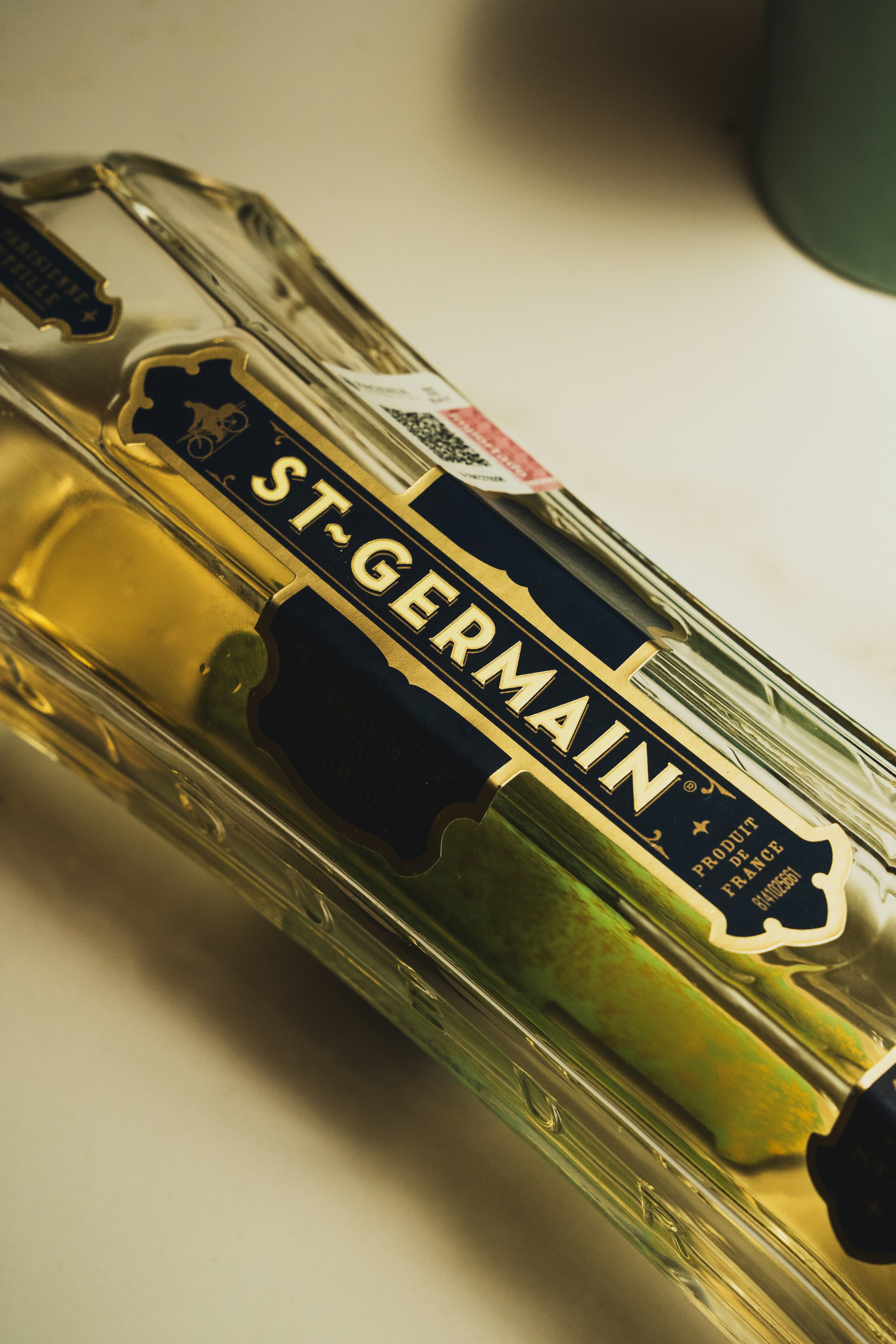 Botella de licor de flor de saúco St-germain con etiqueta