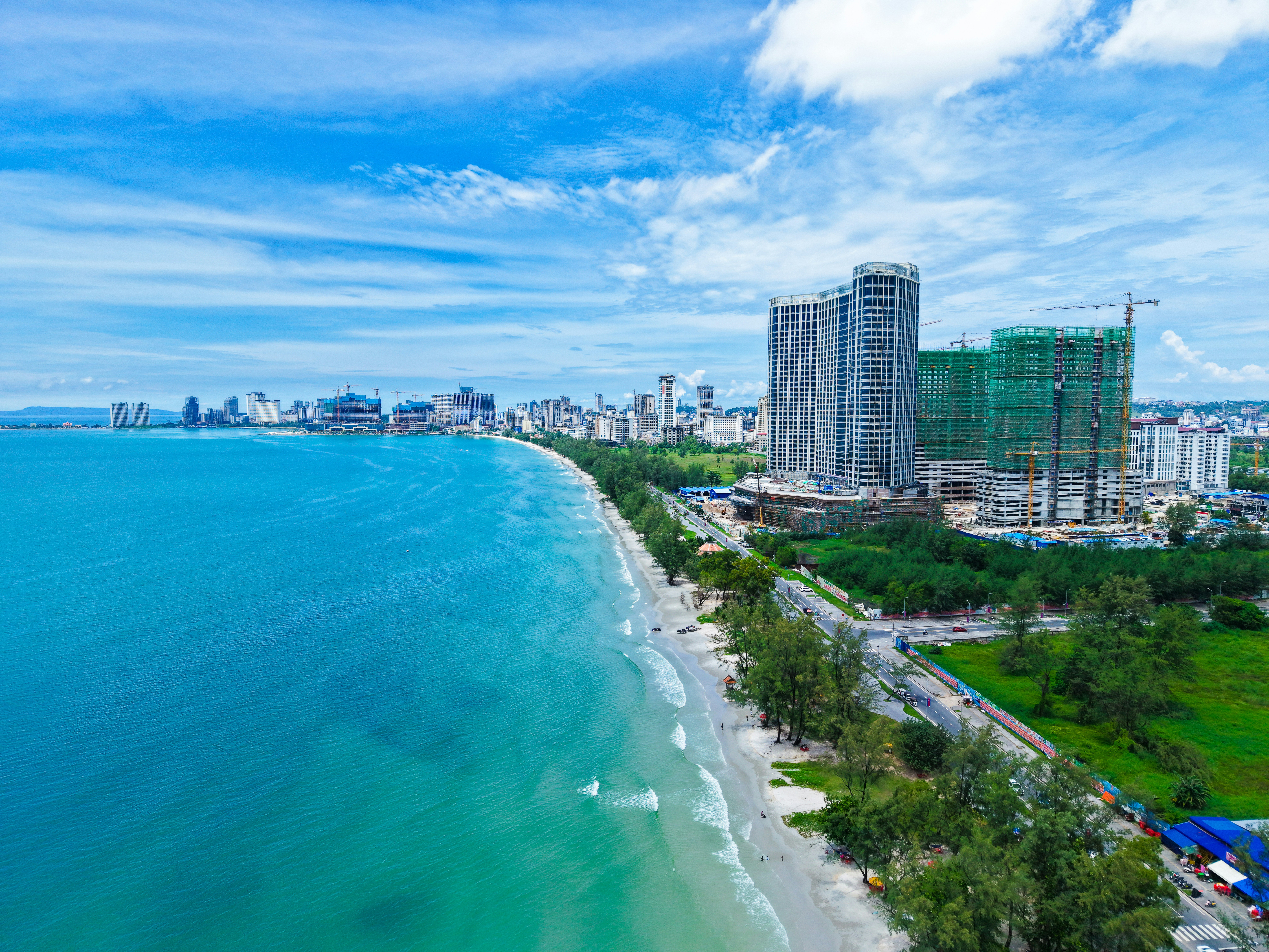 砂浜と海のある海岸沿いの街のスカイライン。