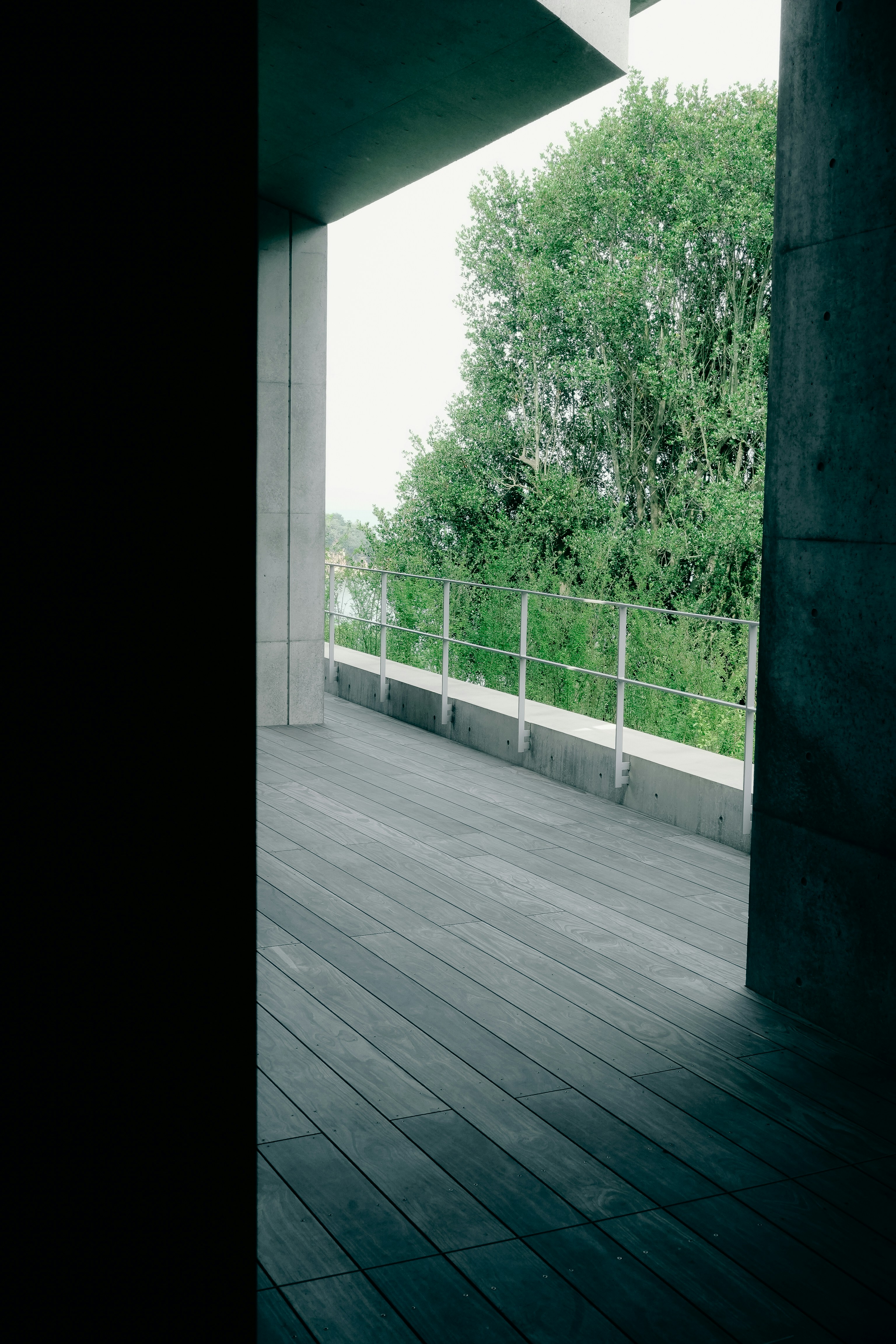 grey balcony decor, wallpaper, Grey Balcony Ideas: Creating Cozy Outdoor Spaces 3