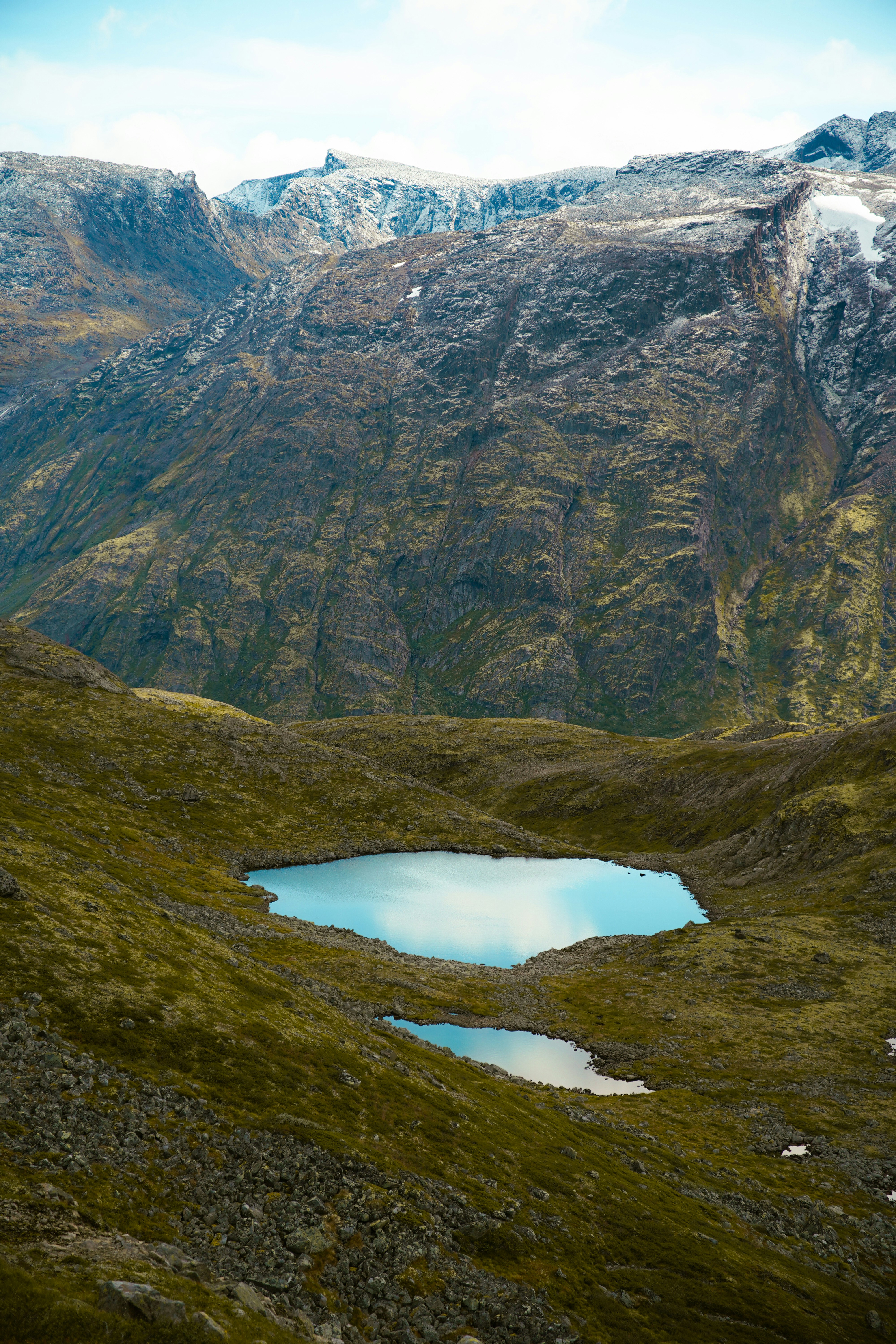 Zwei kleine Seen, eingebettet in eine felsige, moosbewachsene Berglandschaft.