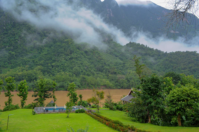Grünes Flusstal mit Feldern in Nordlaos