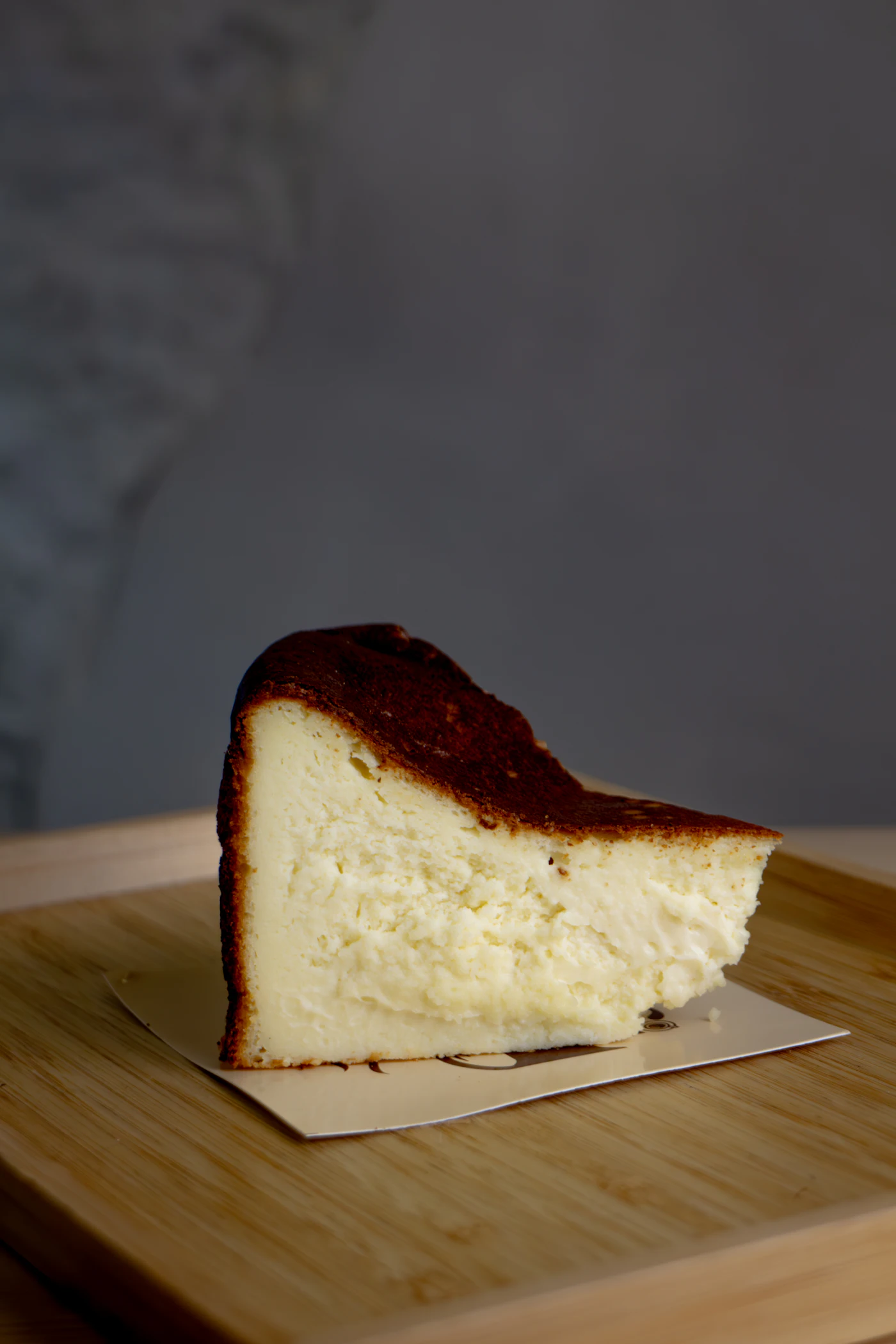 Porción de tarta de queso al horno estilo La Viña, tostada por fuera