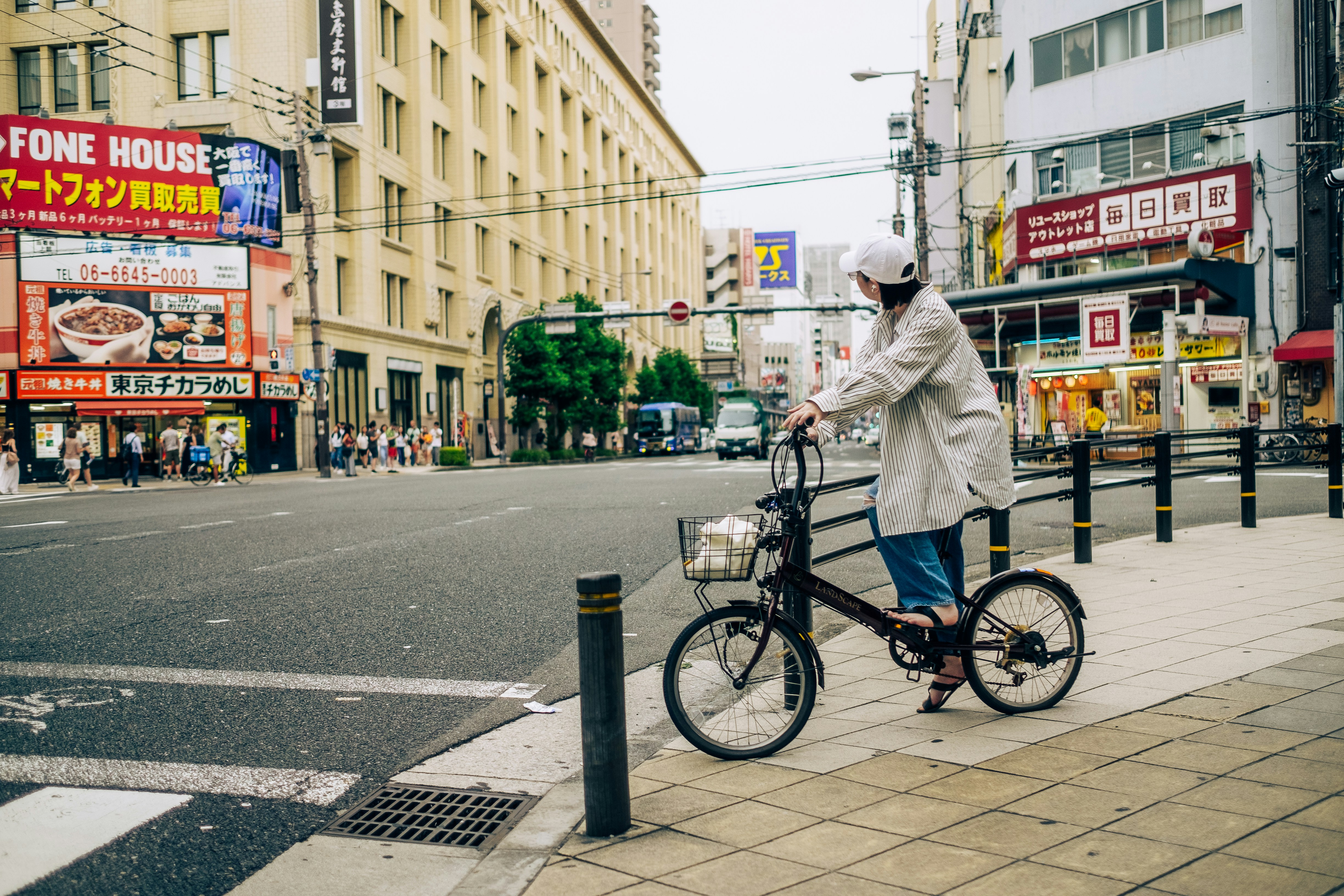 街の通りを自転車に乗っている人。