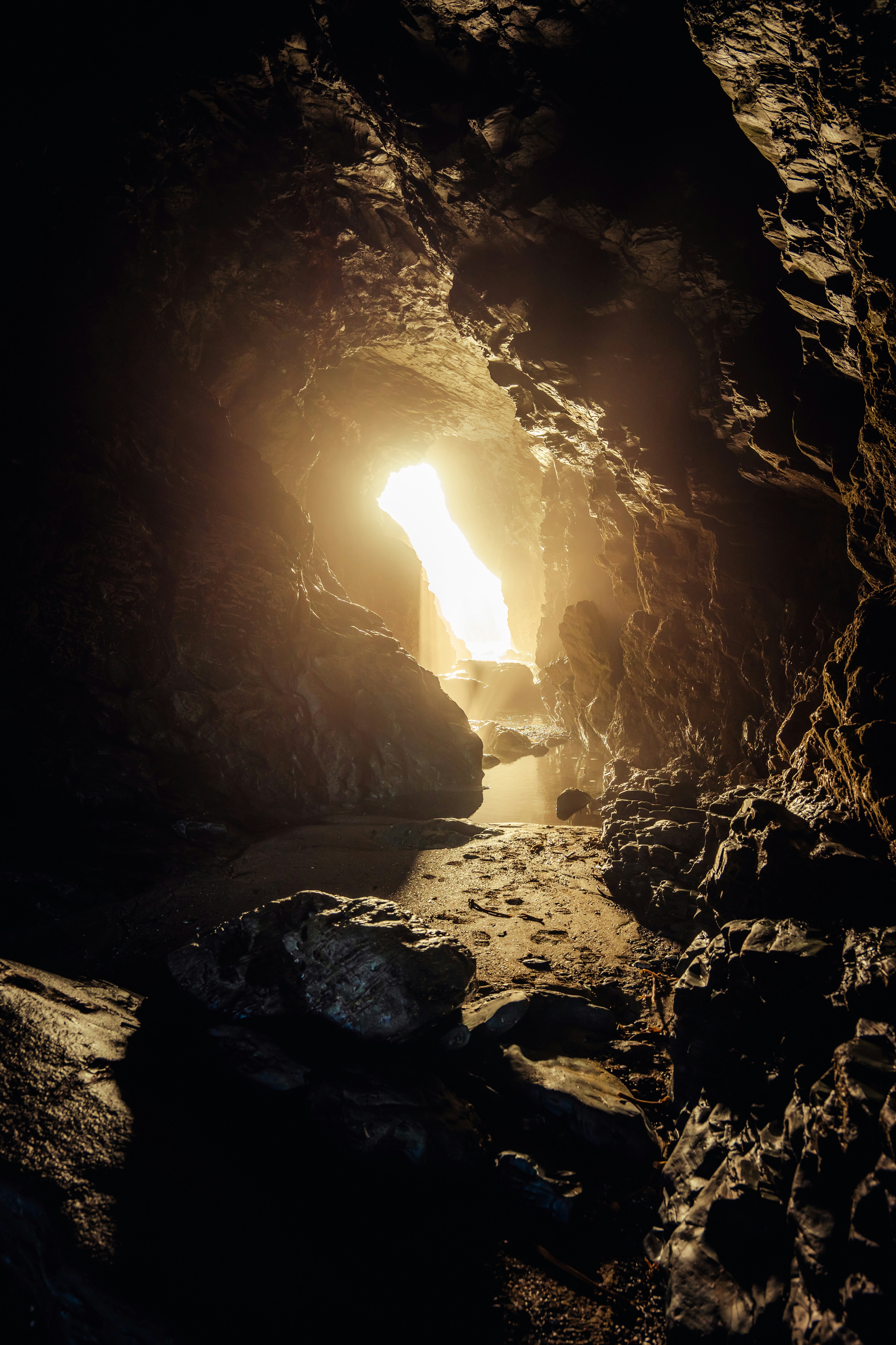 洞窟の中に立つ女性の写真 – Unsplashの女の子の無料画像